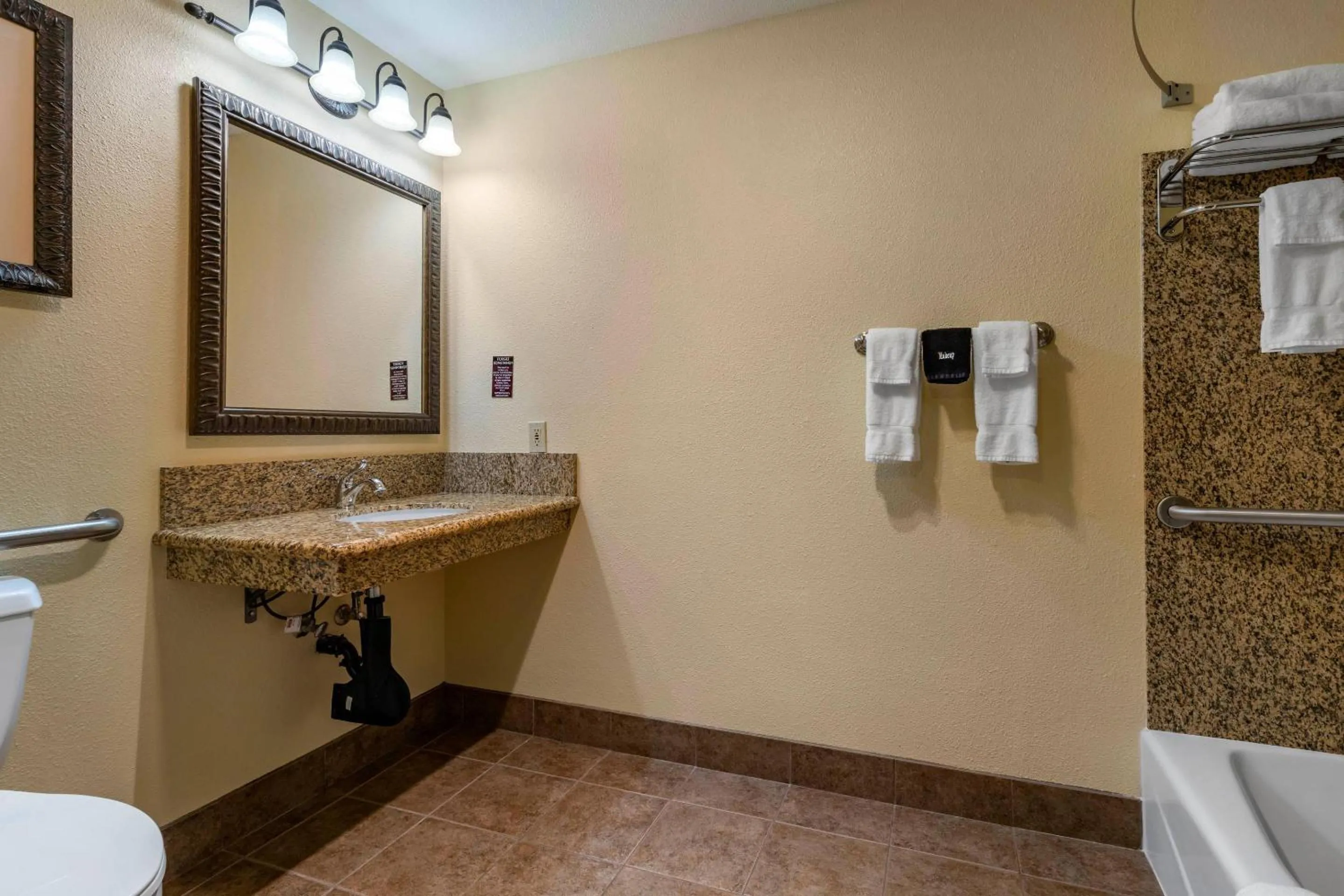 Bedroom in Lloyd Hotel Astoria Bayfront, an Ascend Collection Hotel