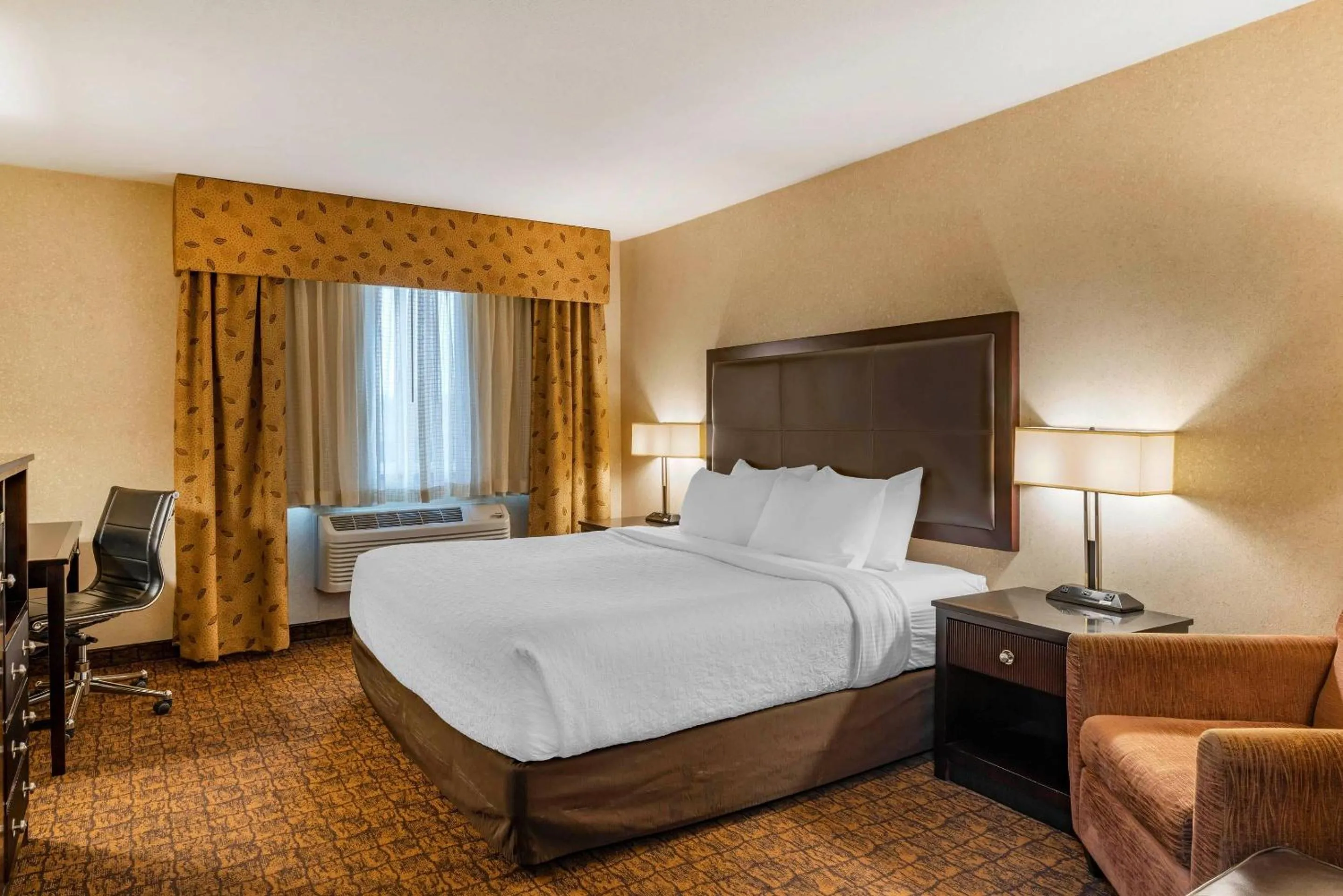 Bedroom, Bed in Lloyd Hotel Astoria Bayfront, an Ascend Collection Hotel