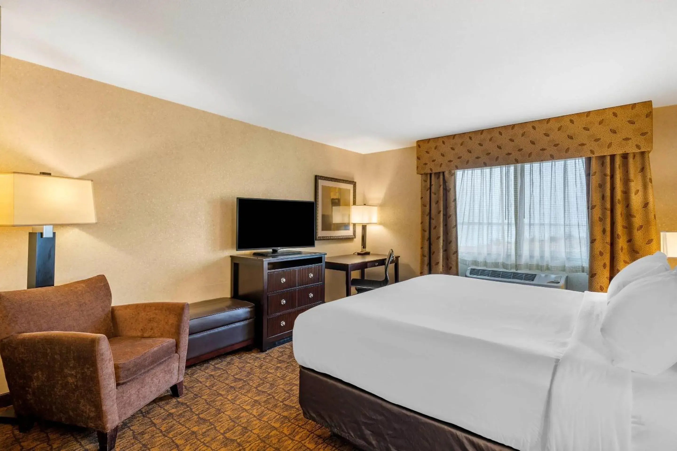 Bedroom, Bed in Lloyd Hotel Astoria Bayfront, an Ascend Collection Hotel Bedroom, Bed in Lloyd Hotel Astoria Bayfront, an Ascend Collection Hotel