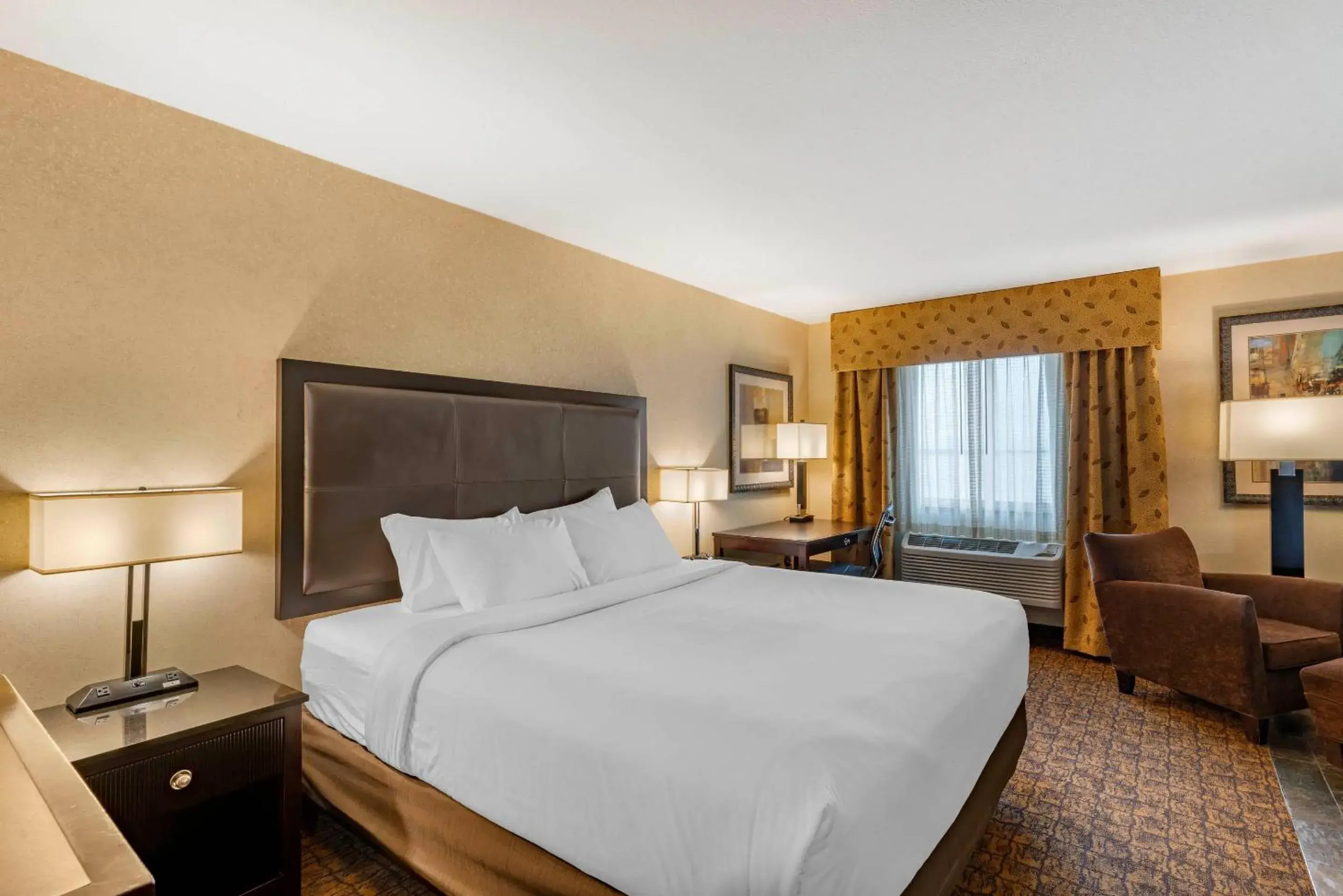 Bedroom, Bed in Lloyd Hotel Astoria Bayfront, an Ascend Collection Hotel Bedroom, Bed in Lloyd Hotel Astoria Bayfront, an Ascend Collection Hotel