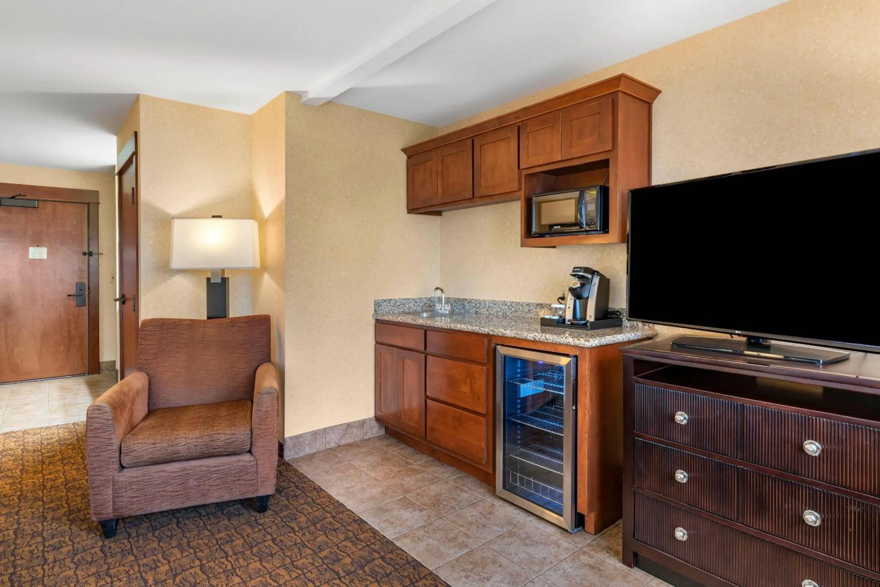 Bedroom in Lloyd Hotel Astoria Bayfront, an Ascend Collection Hotel