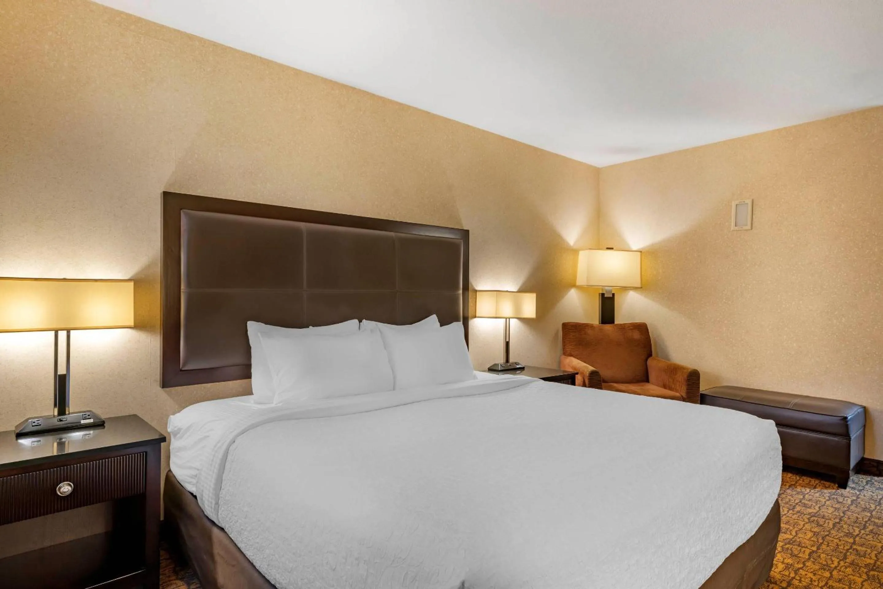 Bedroom, Bed in Lloyd Hotel Astoria Bayfront, an Ascend Collection Hotel