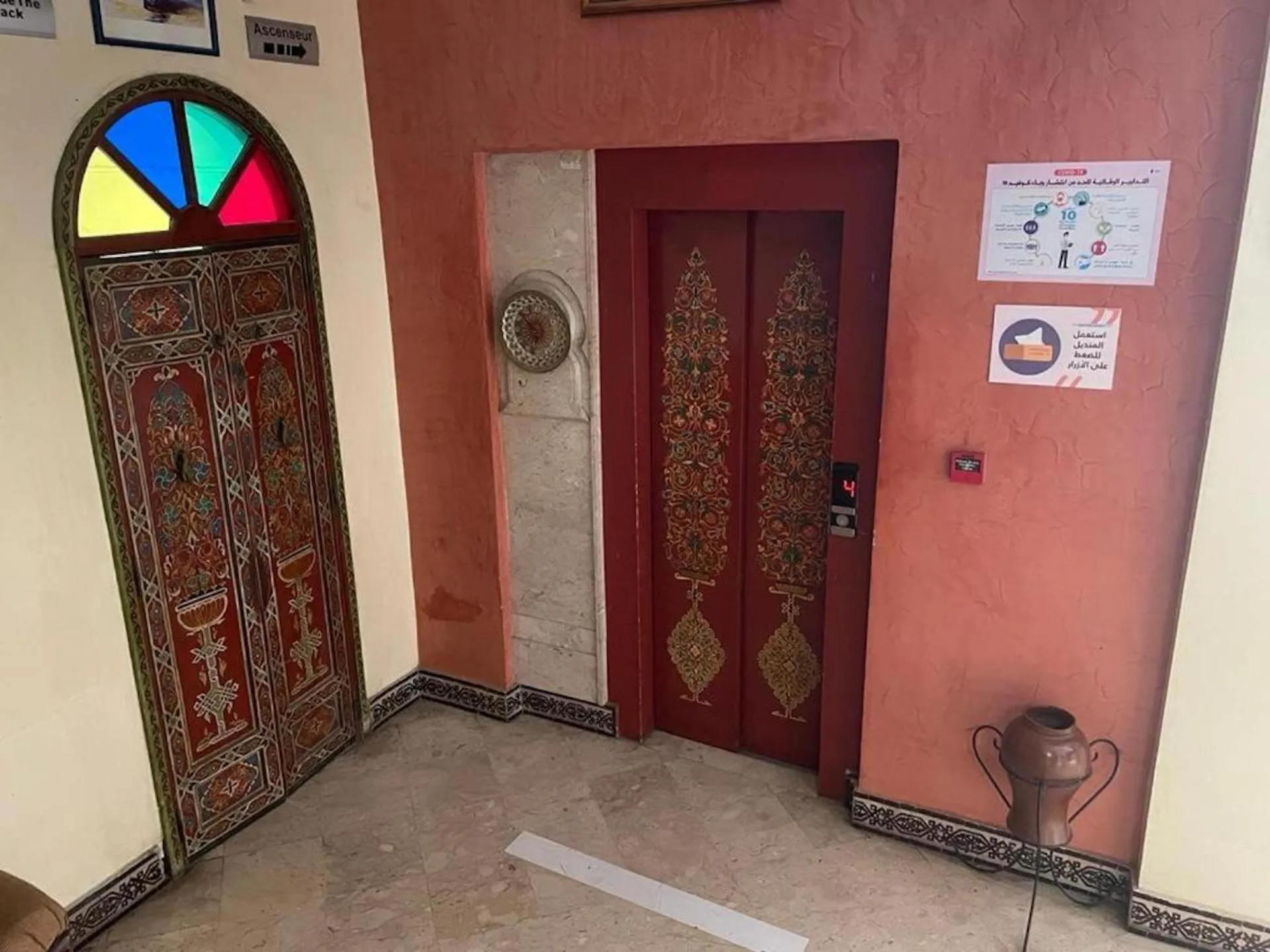 elevator in Perla Hôtel