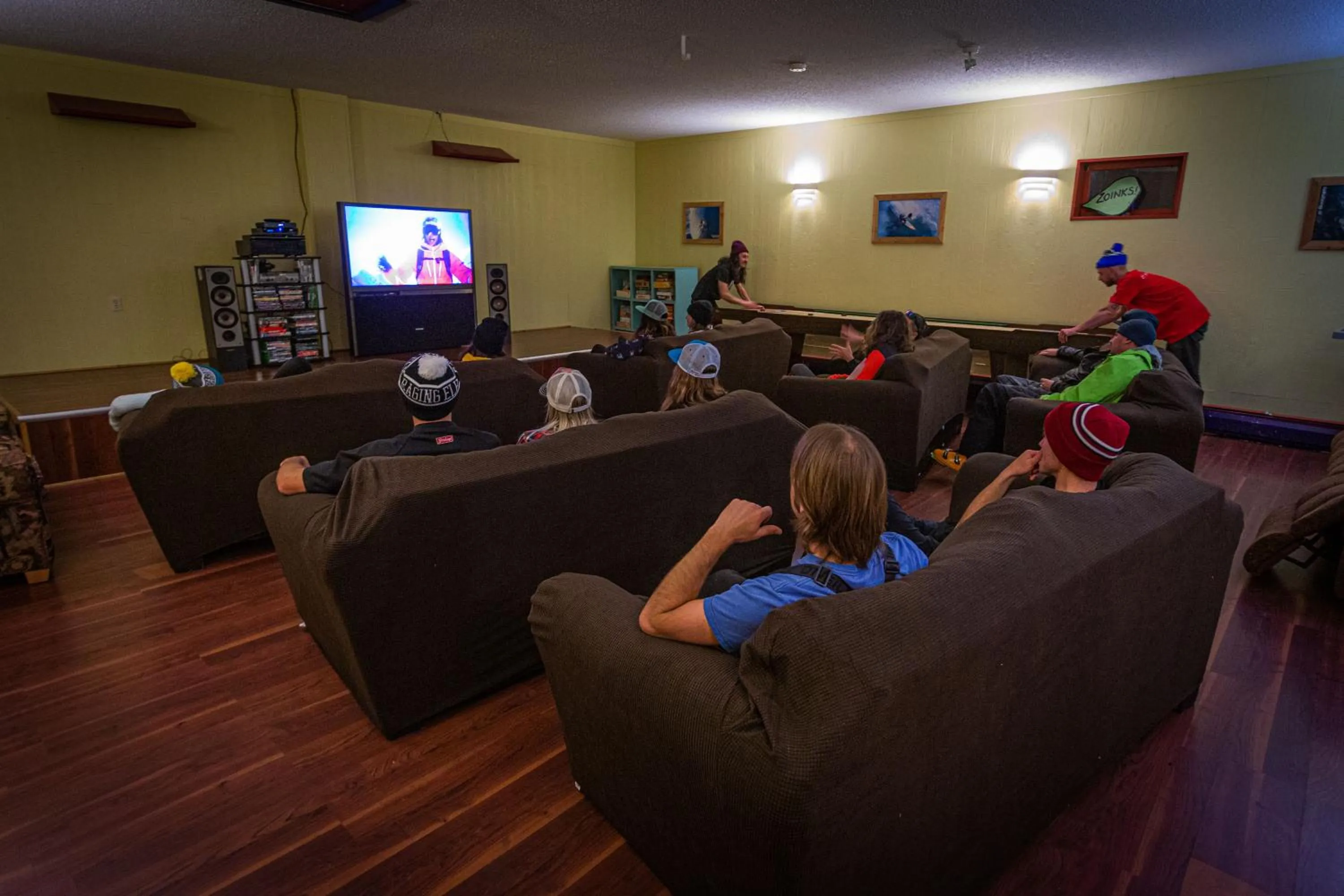 Communal lounge/ TV room in The Raging Elk Adventure Lodging