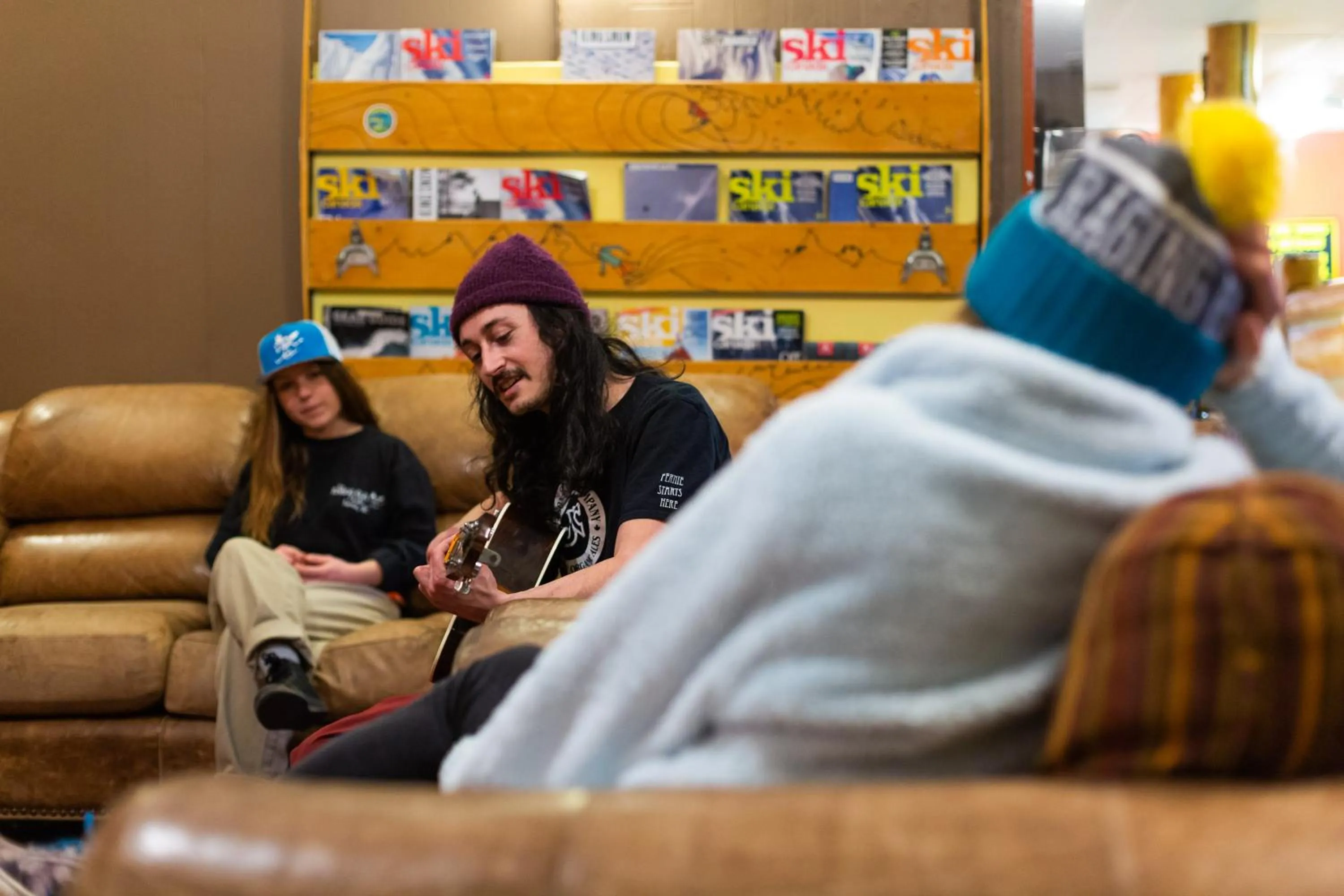 Communal lounge/ TV room in The Raging Elk Adventure Lodging
