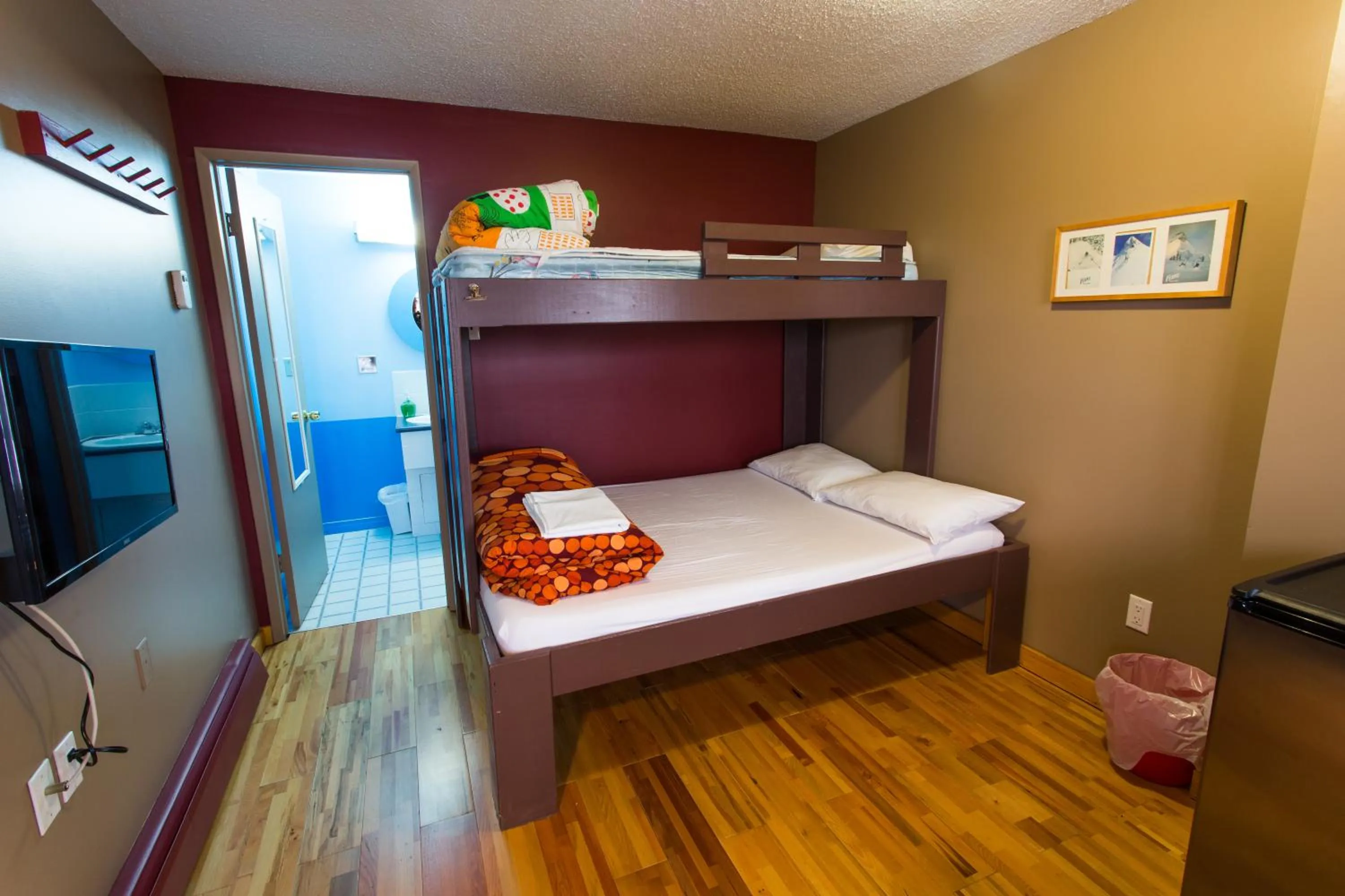 Photo of the whole room, Bed in The Raging Elk Adventure Lodging