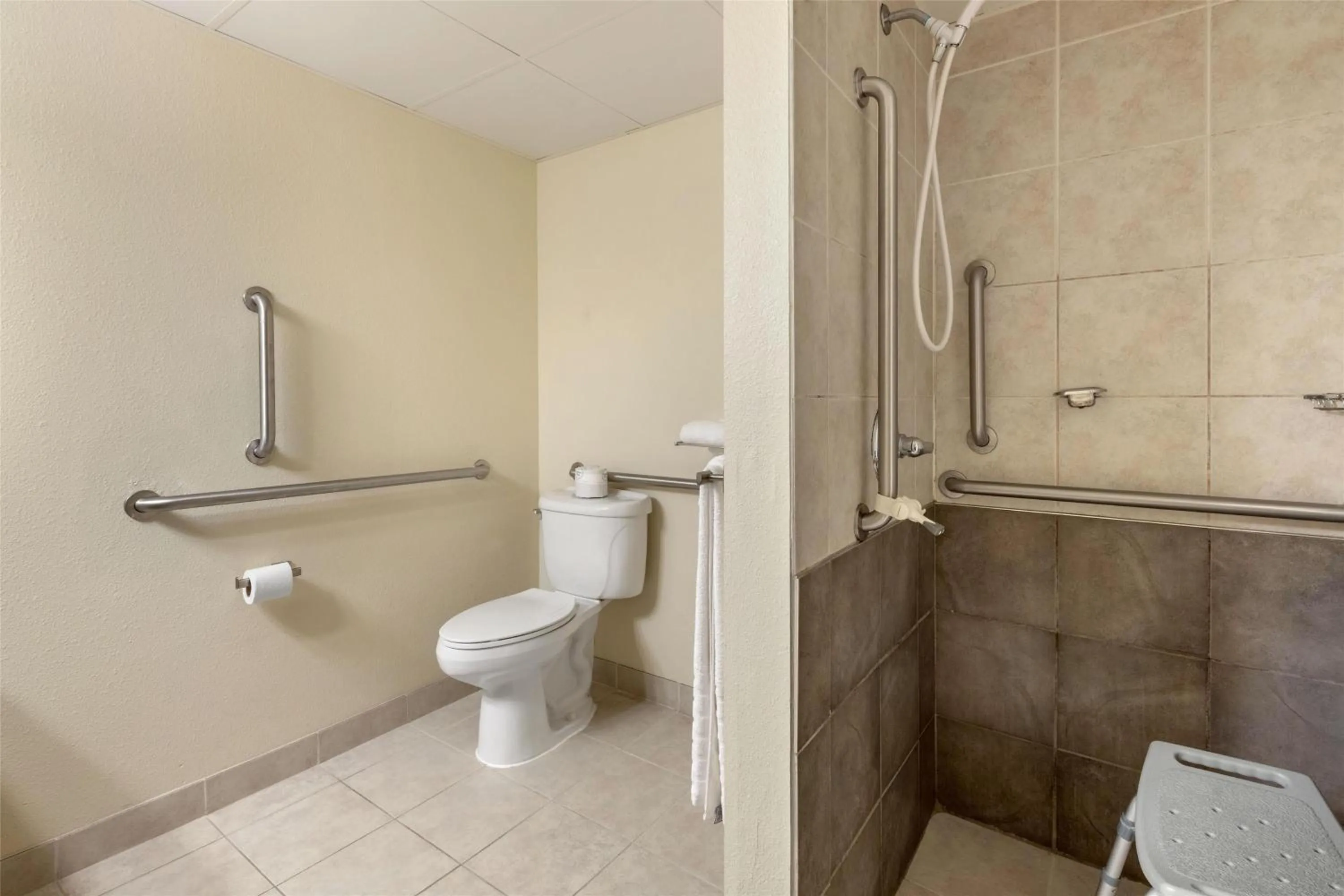 Bathroom in SureStay Plus Hotel by Best Western Litchfield