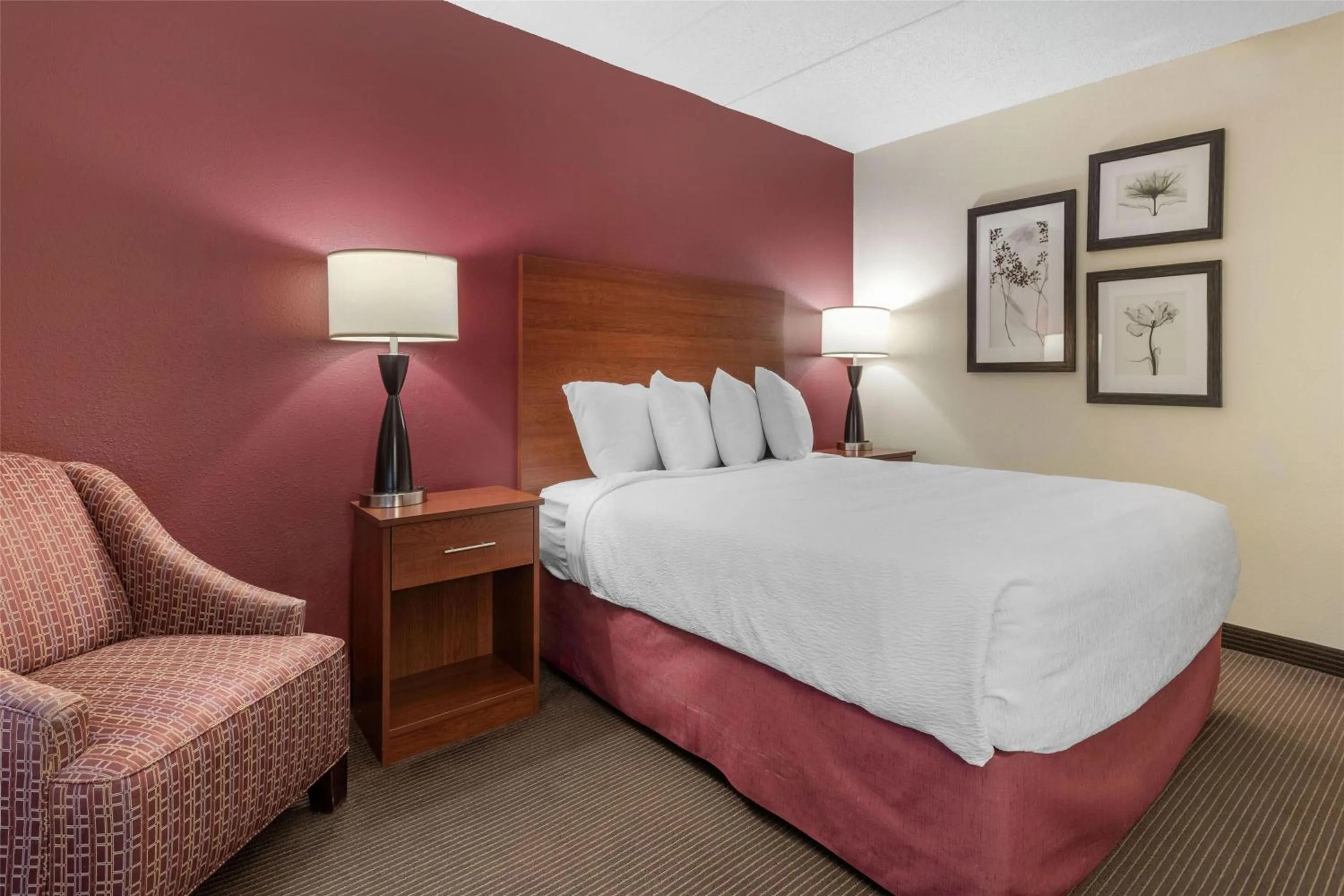 Bedroom, Bed in SureStay Plus Hotel by Best Western Litchfield
