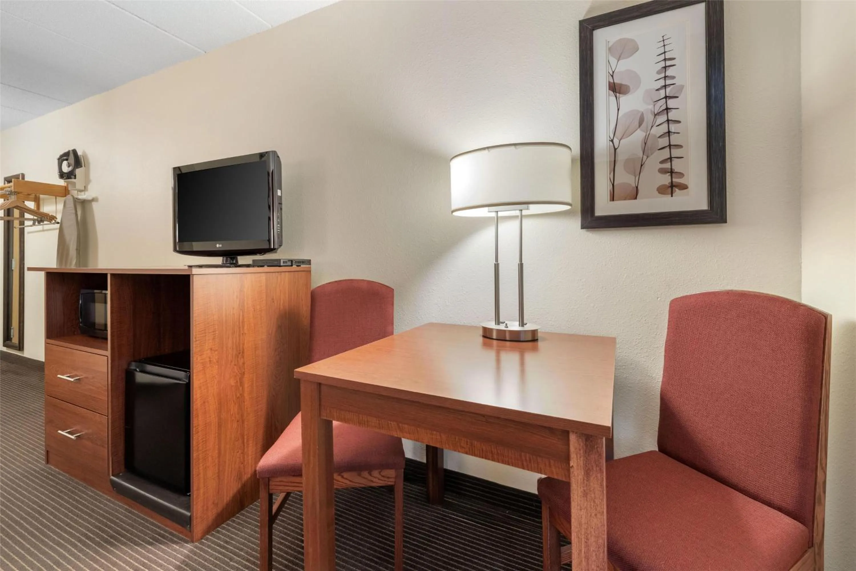 Bedroom in SureStay Plus Hotel by Best Western Litchfield