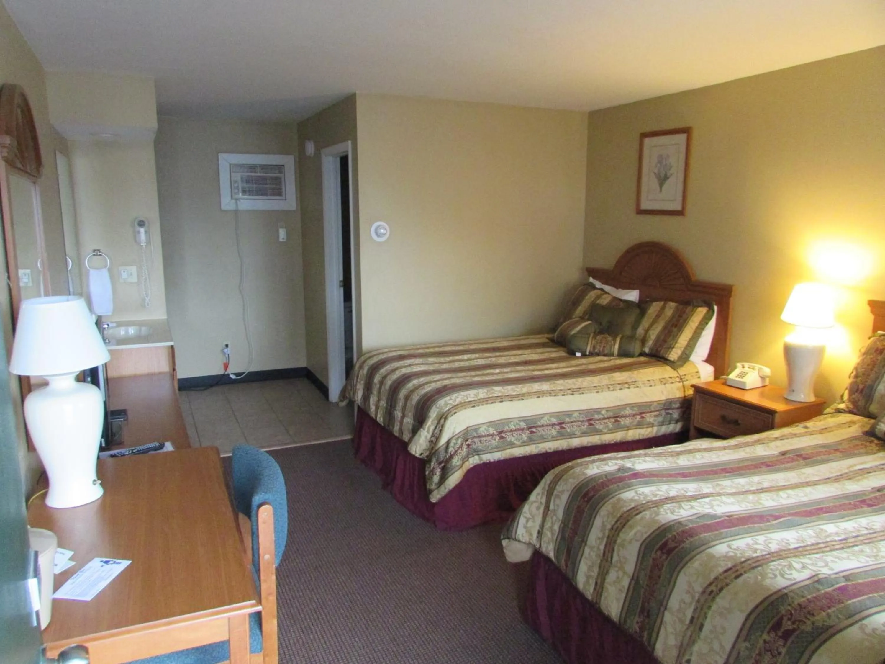 Bed in The Lake George Inn