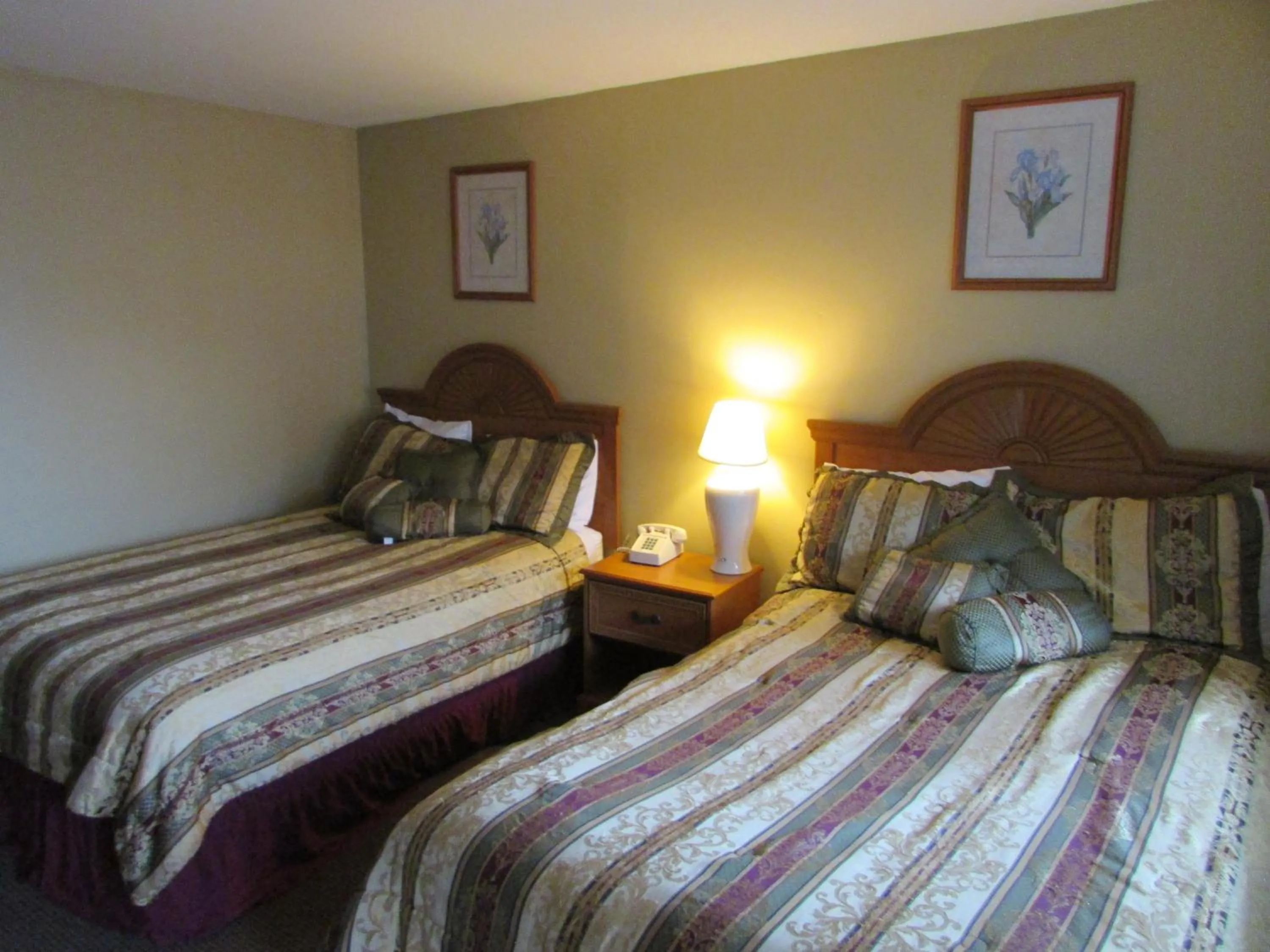 Bed in The Lake George Inn