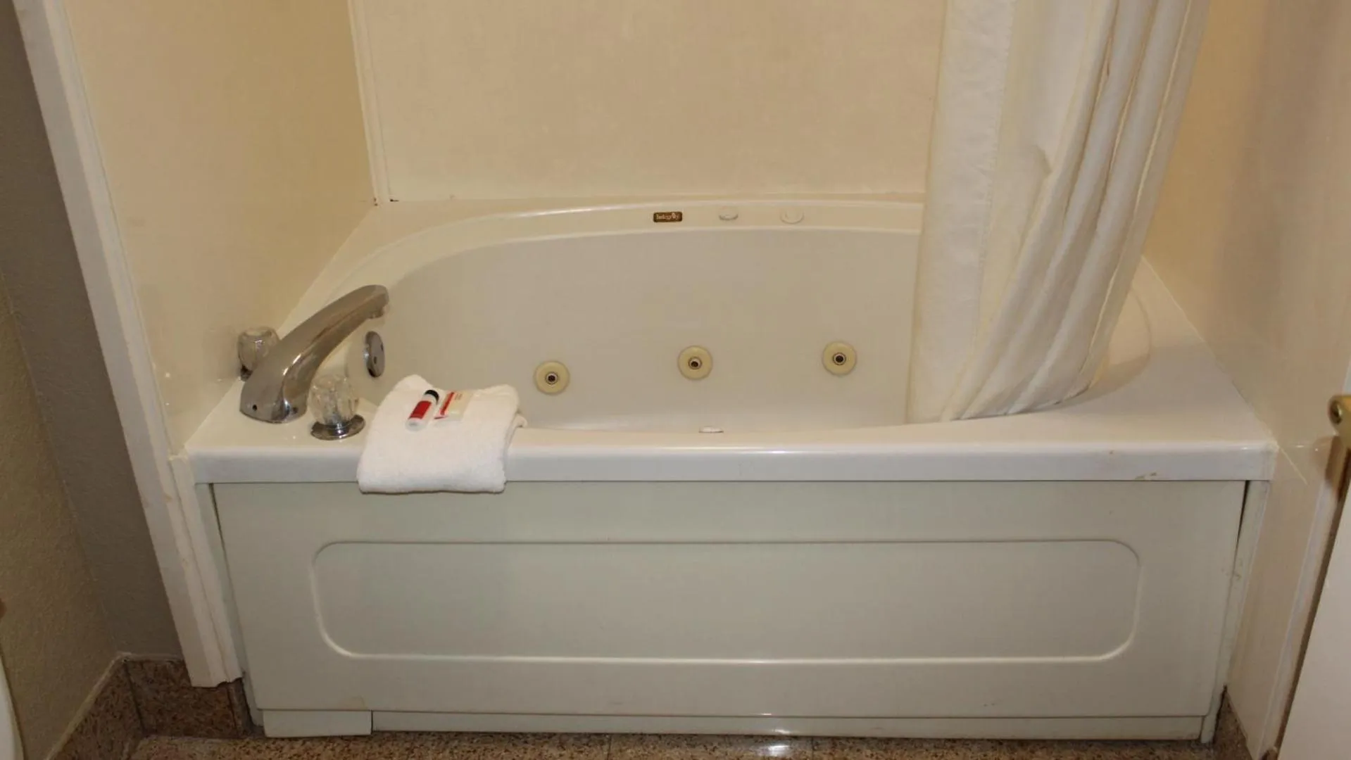 Bath in Super 8 by Wyndham Mobile/Tillmans Corner