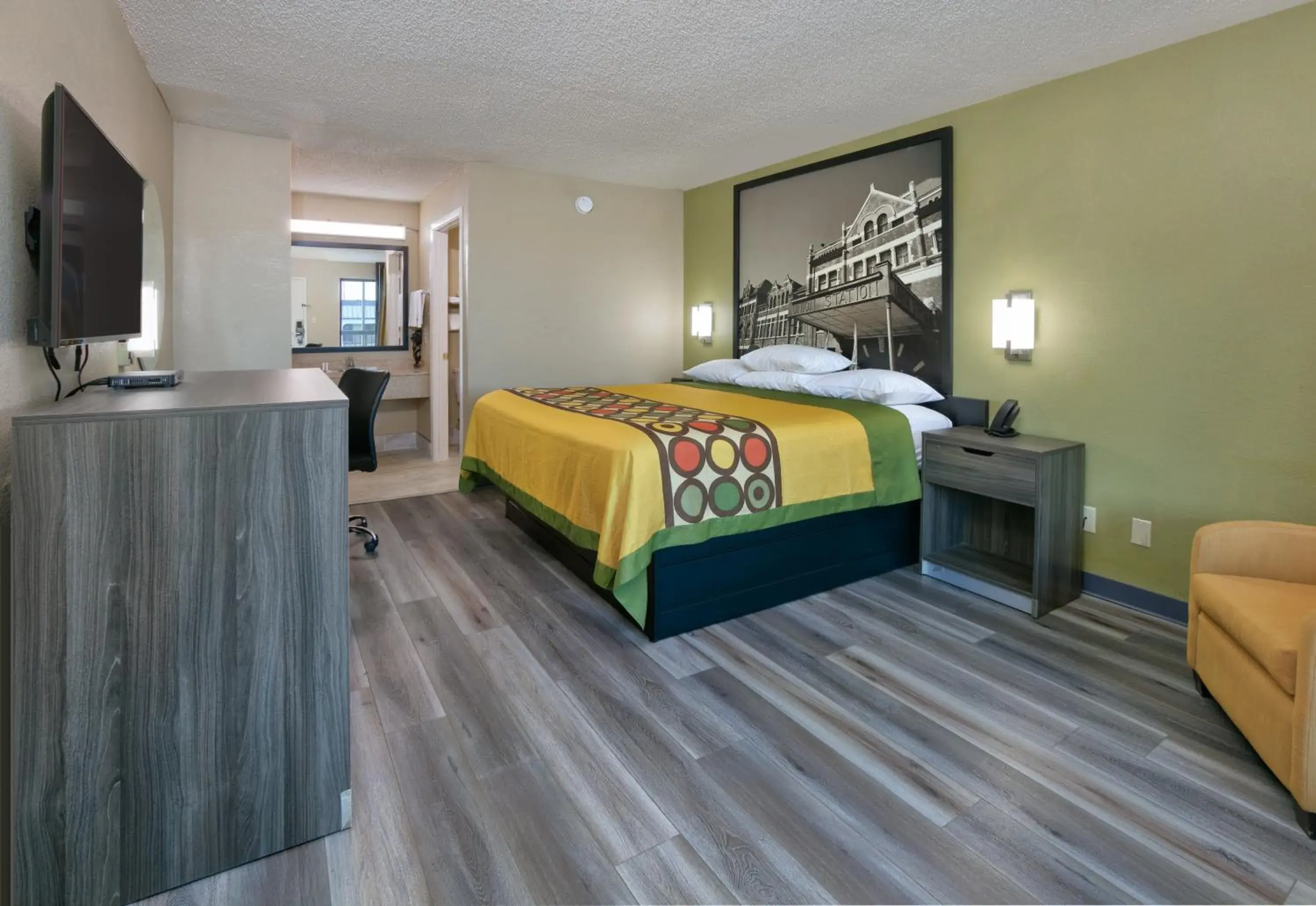 Photo of the whole room, Bed in Super 8 by Wyndham Mobile/Tillmans Corner Photo of the whole room, Bed in Super 8 by Wyndham Mobile/Tillmans Corner