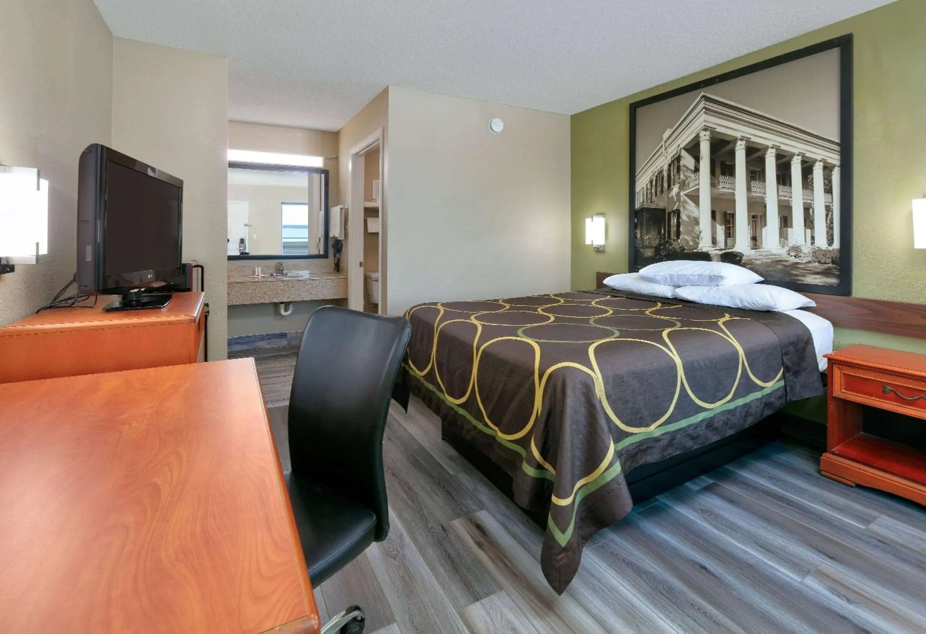 Photo of the whole room, Bed in Super 8 by Wyndham Mobile/Tillmans Corner Photo of the whole room, Bed in Super 8 by Wyndham Mobile/Tillmans Corner