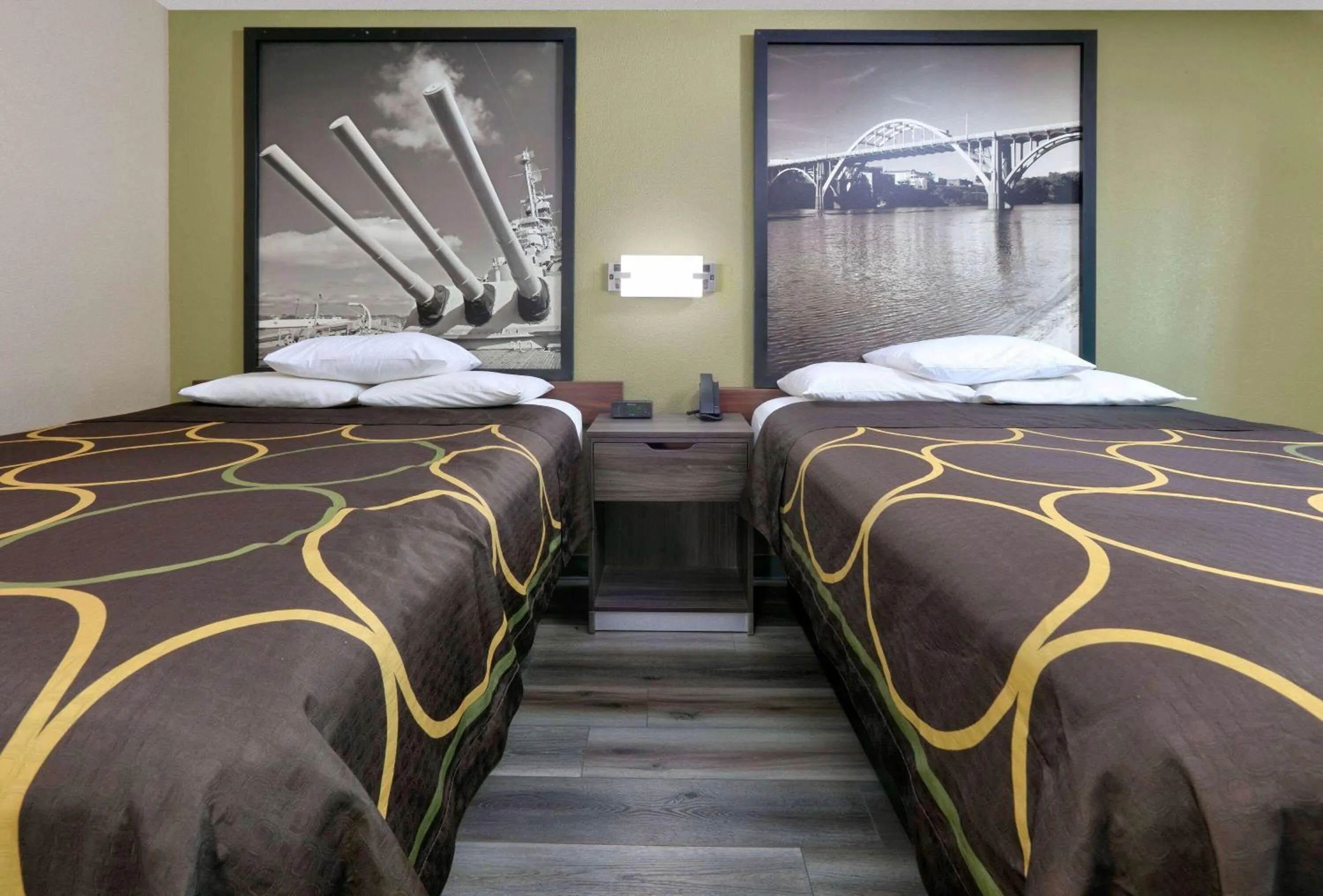 Photo of the whole room, Bed in Super 8 by Wyndham Mobile/Tillmans Corner