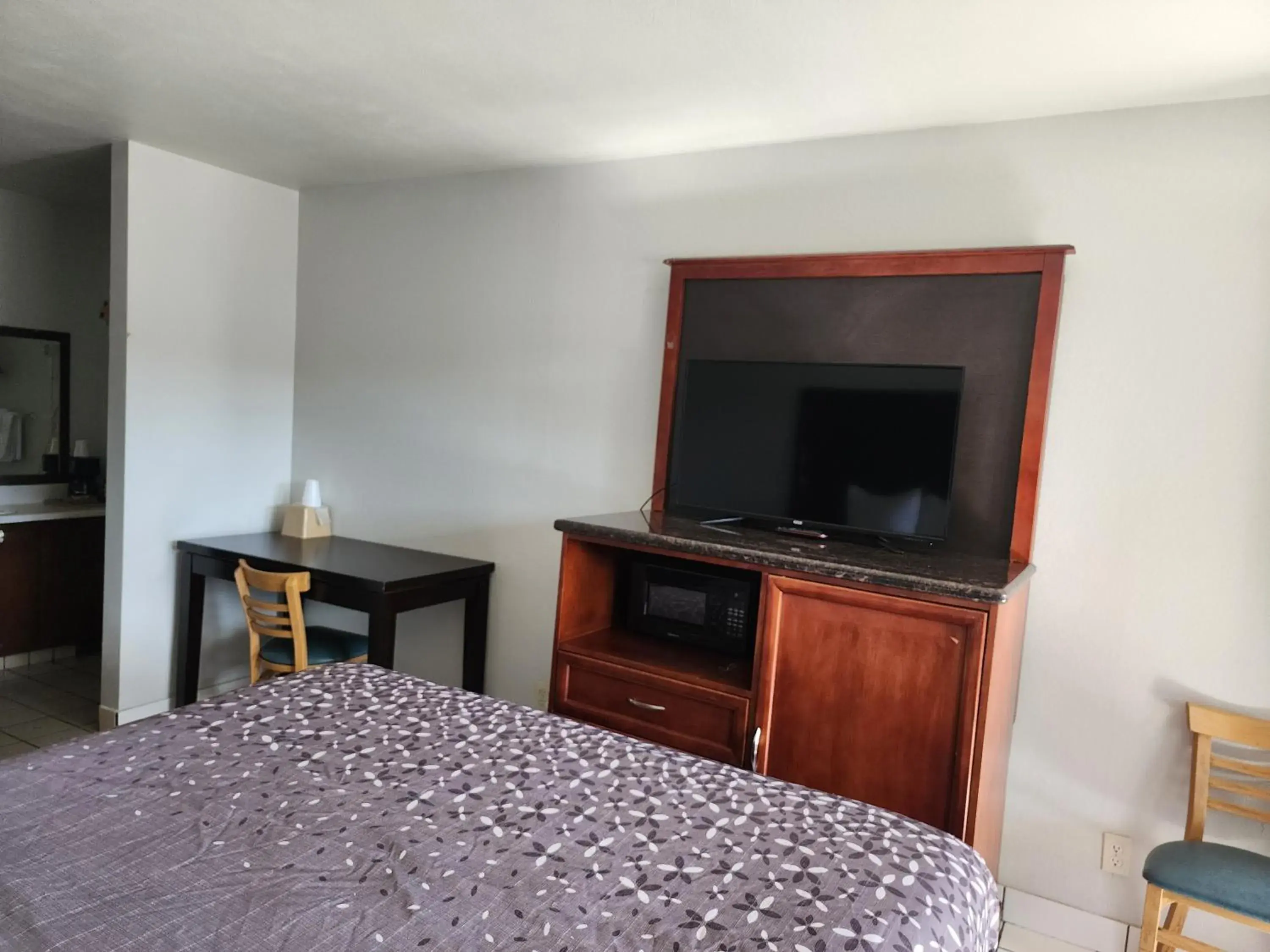 Standard King Room in Pacific Inn Standard King Room in Pacific Inn