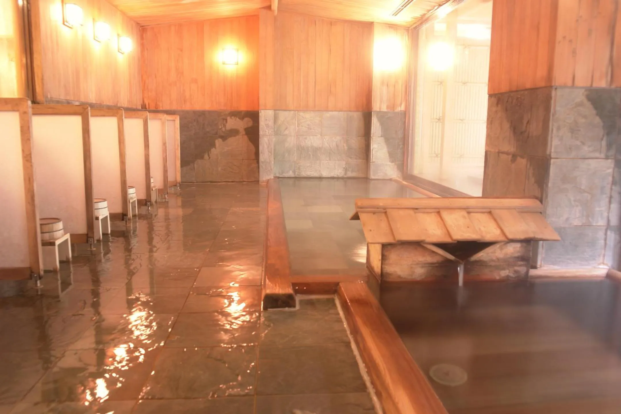 Hot Spring Bath in Kinseikan Seseragi