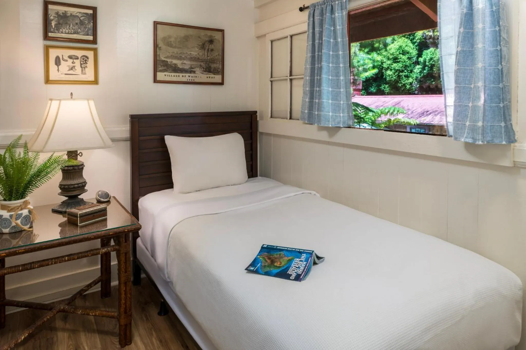 Bedroom, Bed in Volcano Village Estates