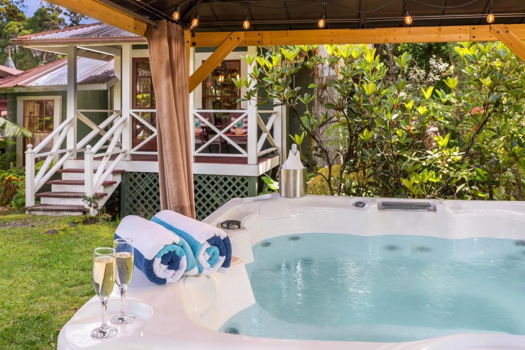 Hot Tub in Volcano Village Estates