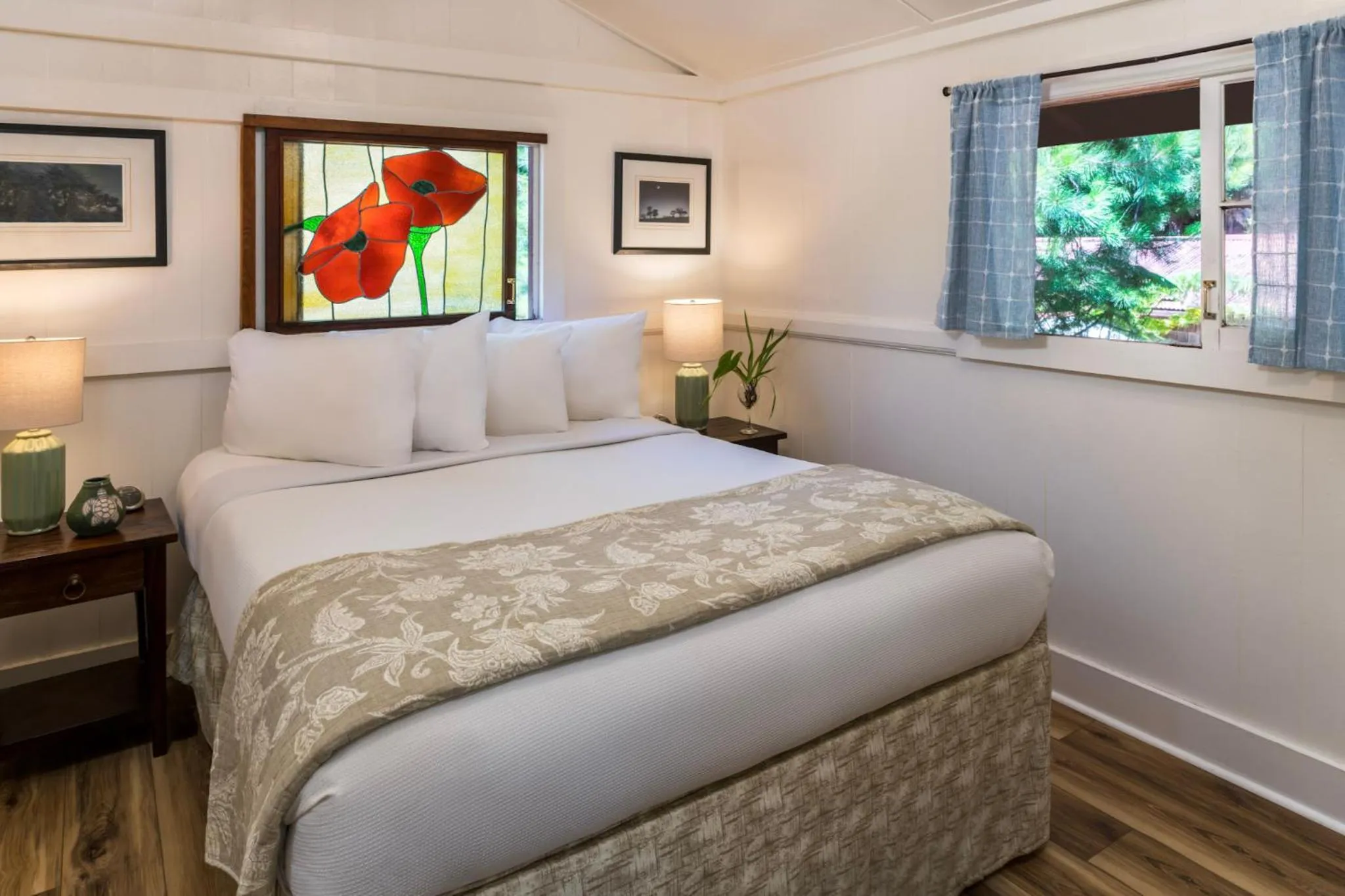 Bedroom, Bed in Volcano Village Estates