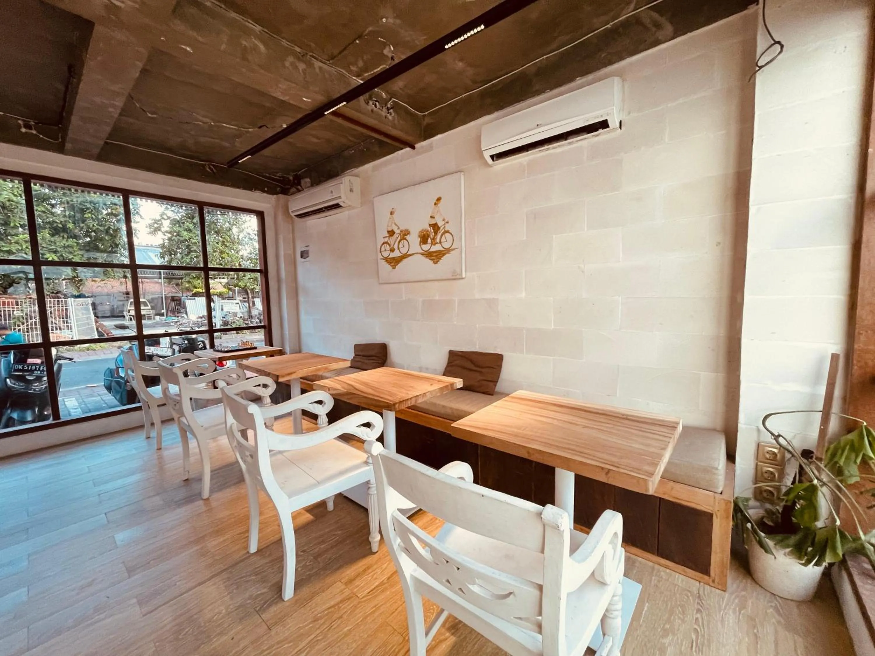 Restaurant/places to eat in La Belle Villa