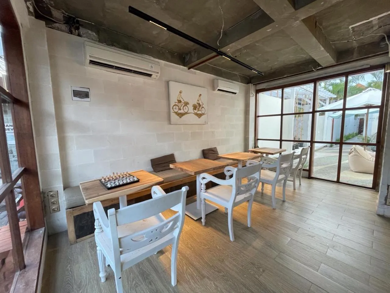 Restaurant/places to eat in La Belle Villa