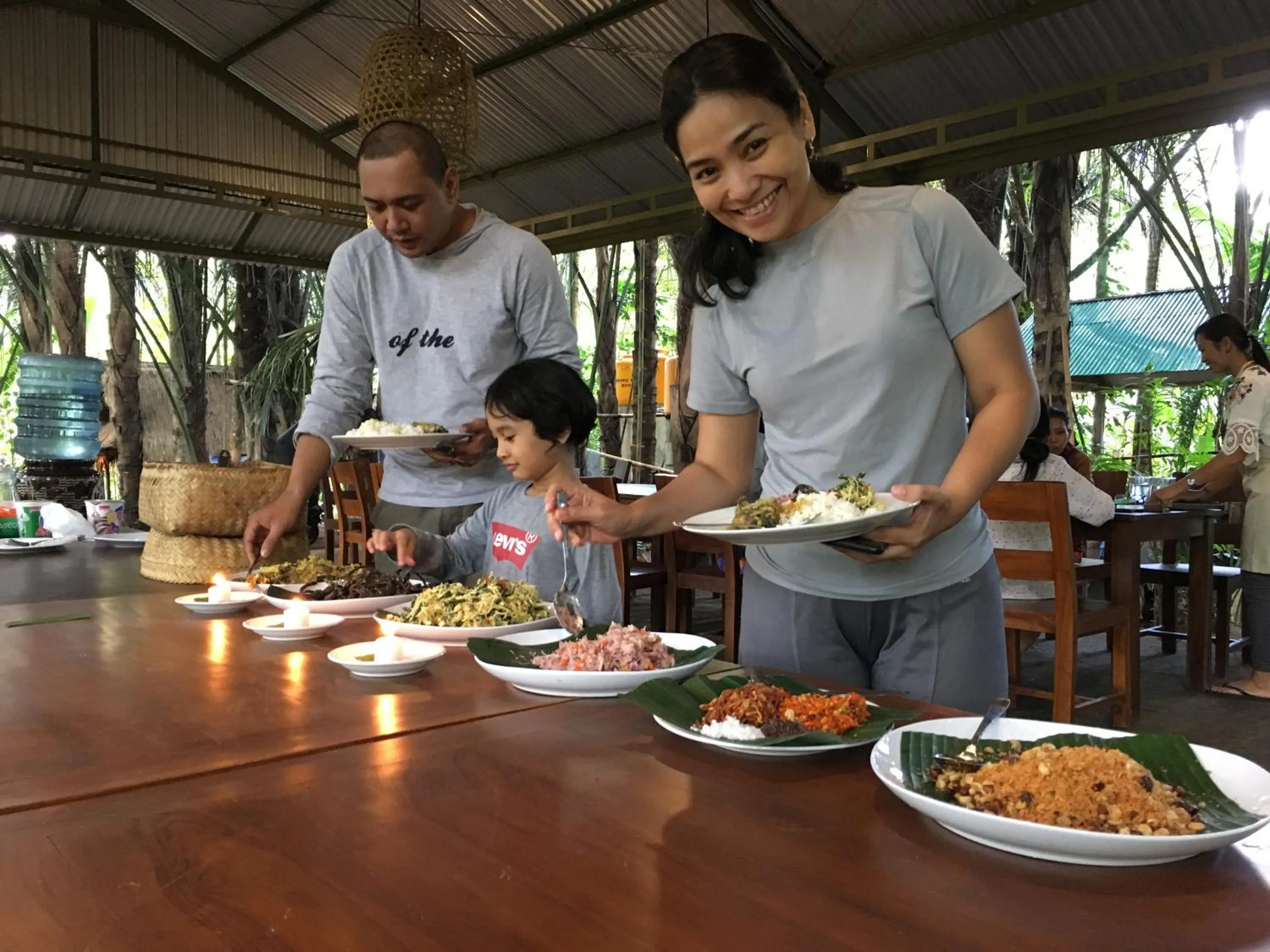 Restaurant/places to eat in Tegal Dukuh Camp