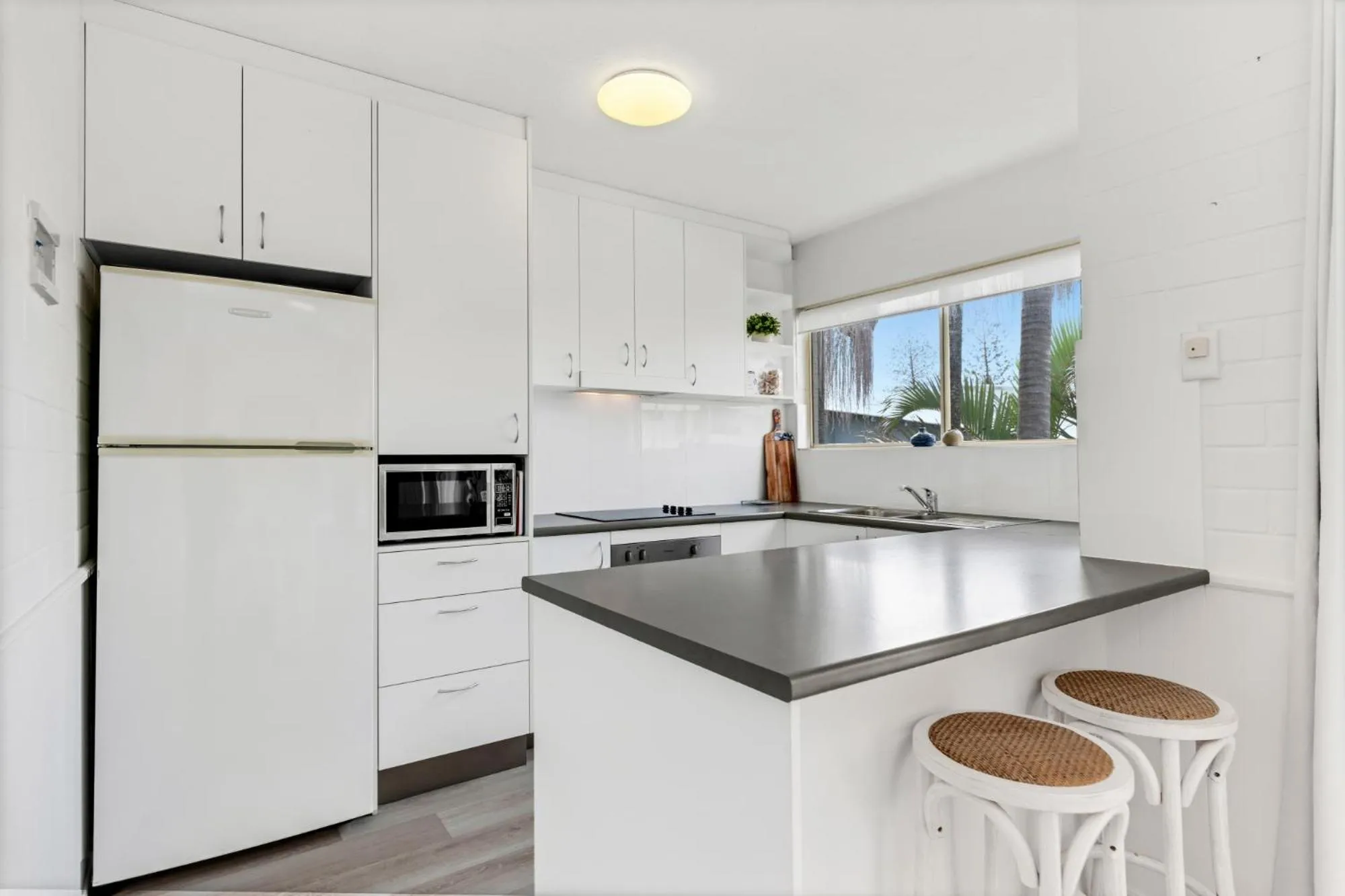 Kitchen or kitchenette in Surf Dance Apartments
