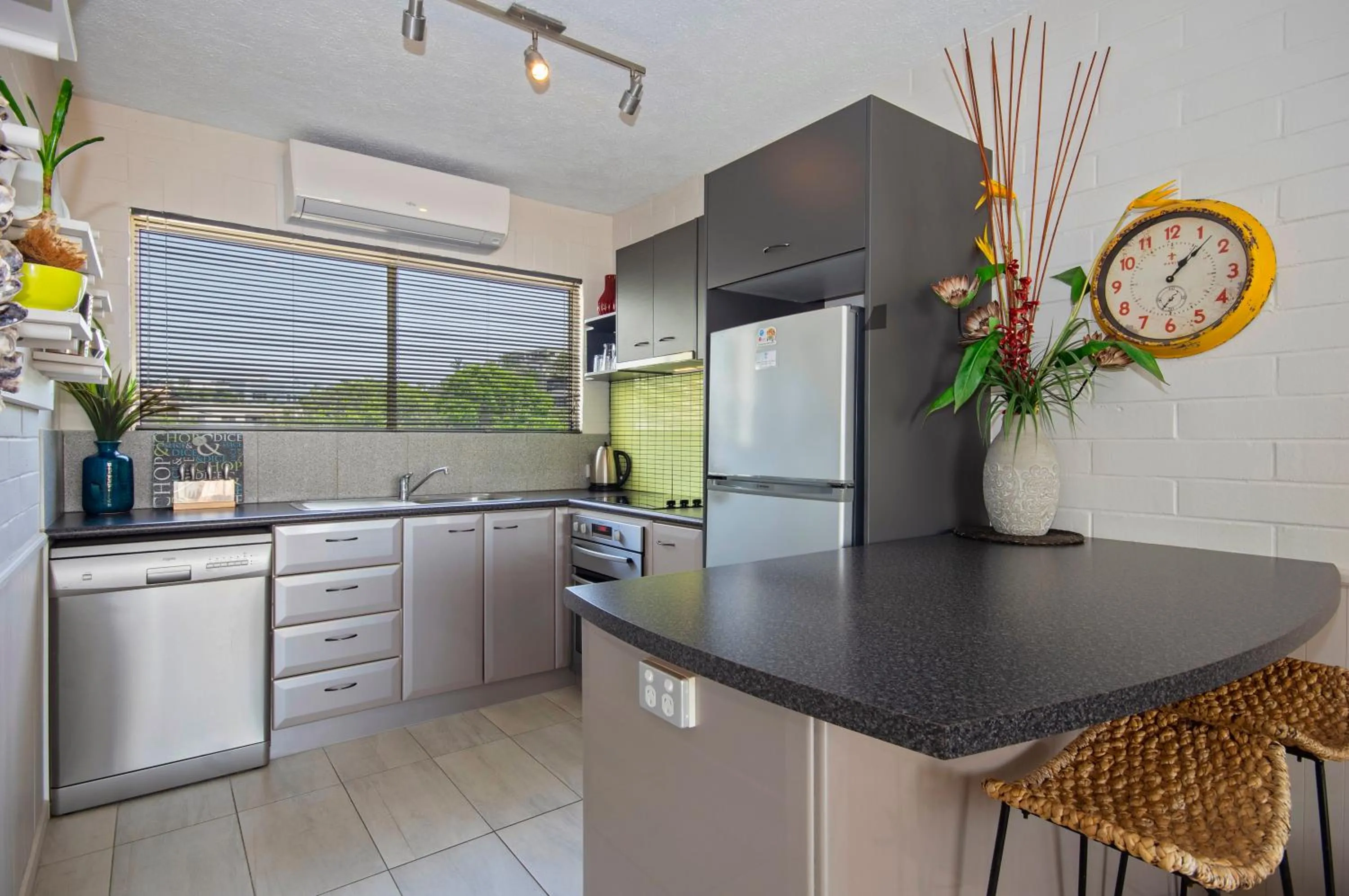 Kitchen or kitchenette in Surf Dance Apartments