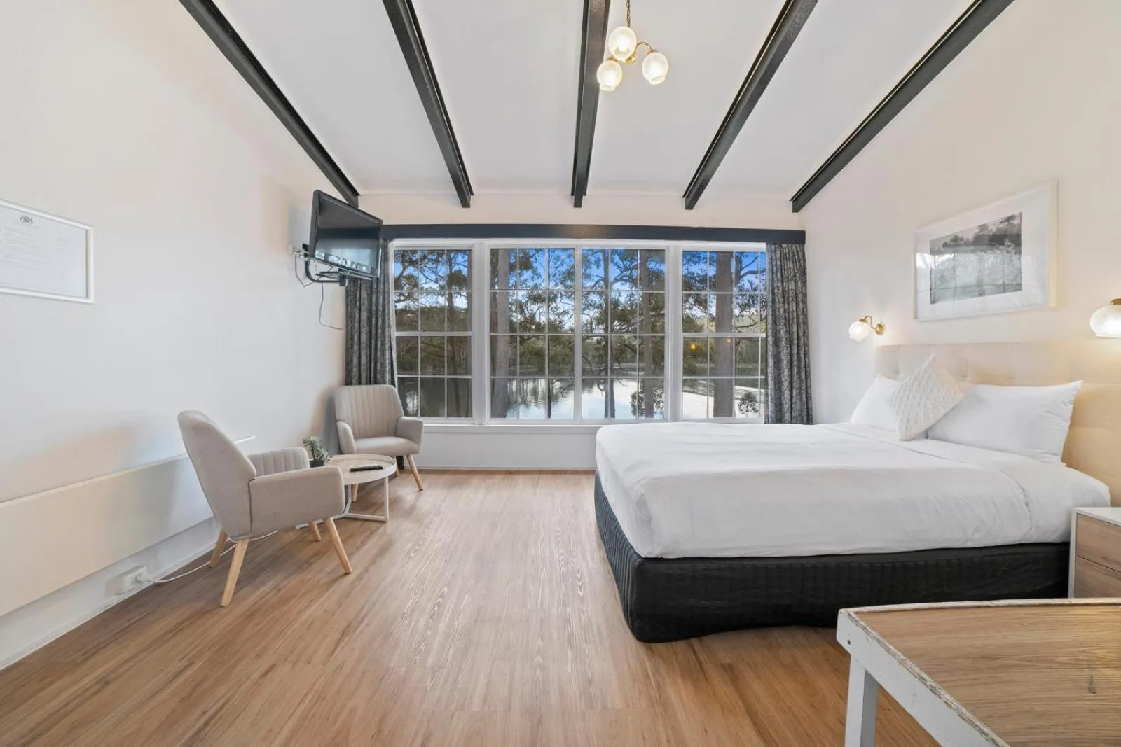Bedroom, Bed in The Fox and Hounds Historic Hotel