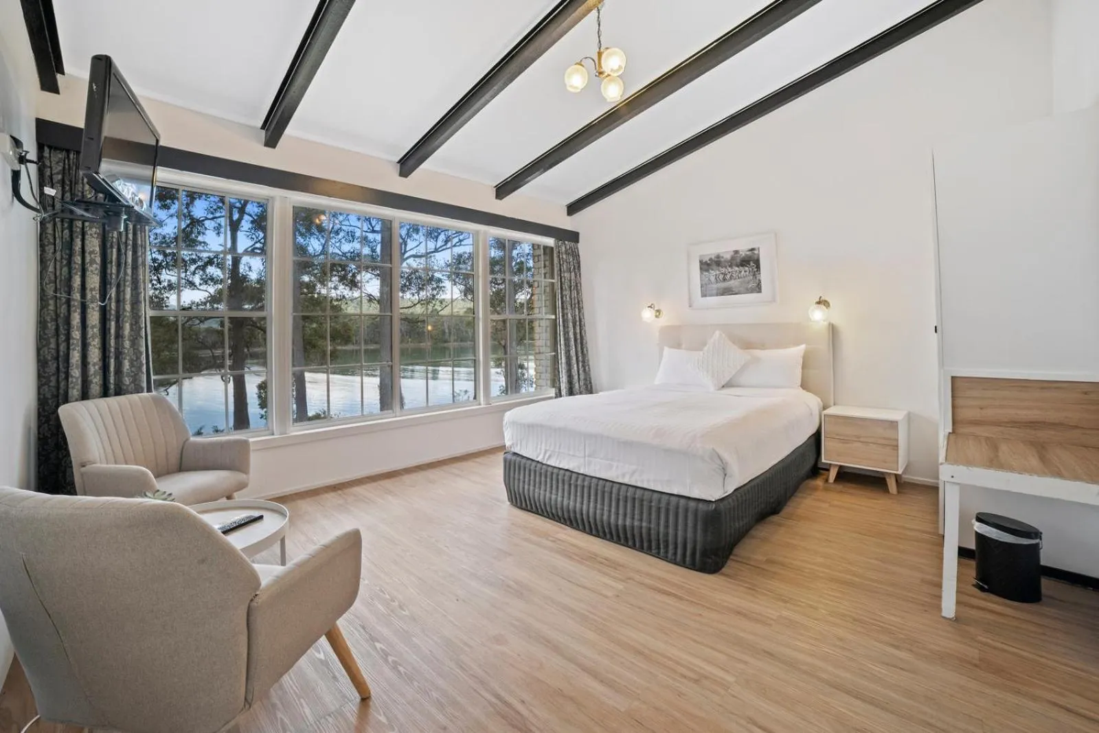 Bed in The Fox and Hounds Historic Hotel