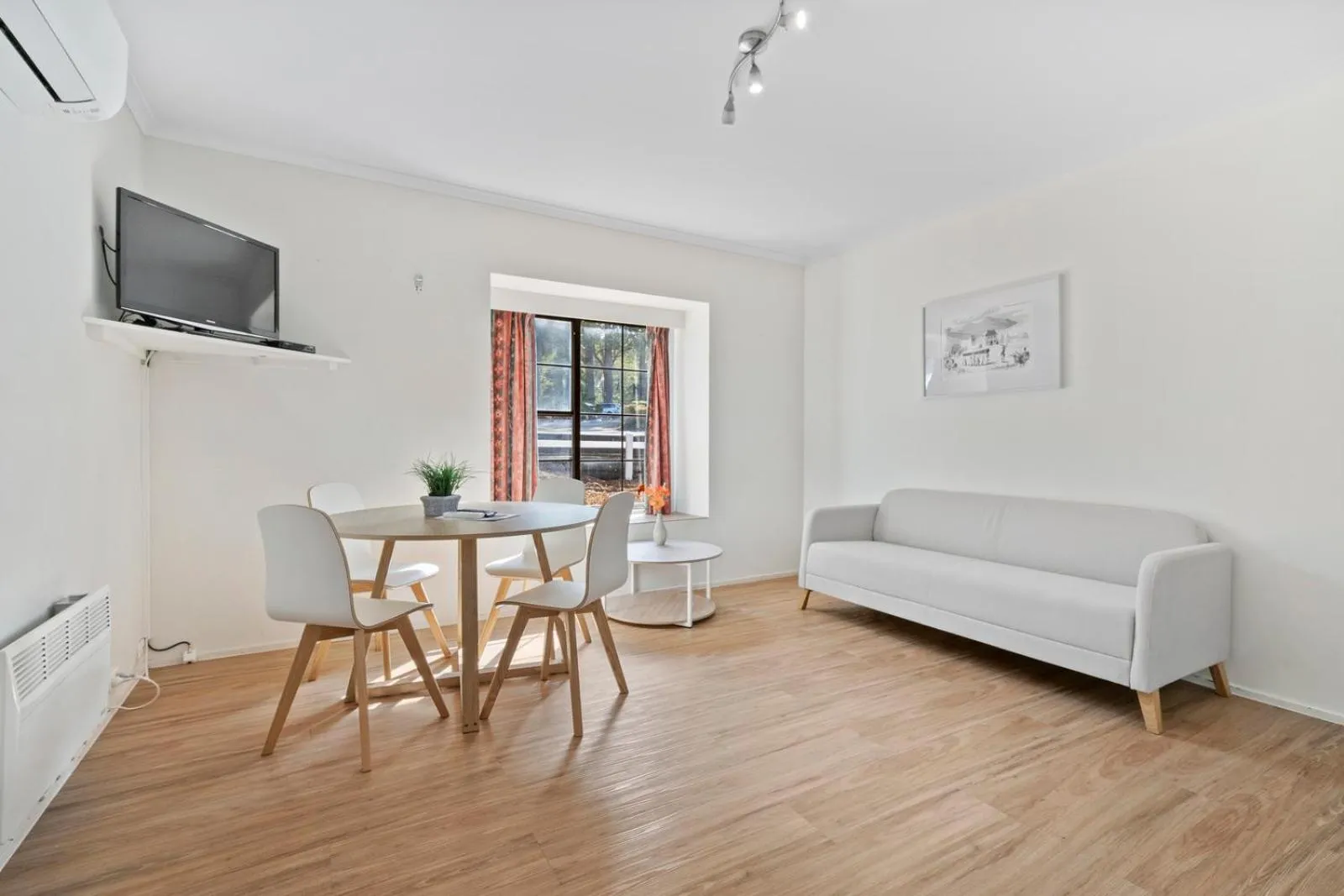 Living room in The Fox and Hounds Historic Hotel