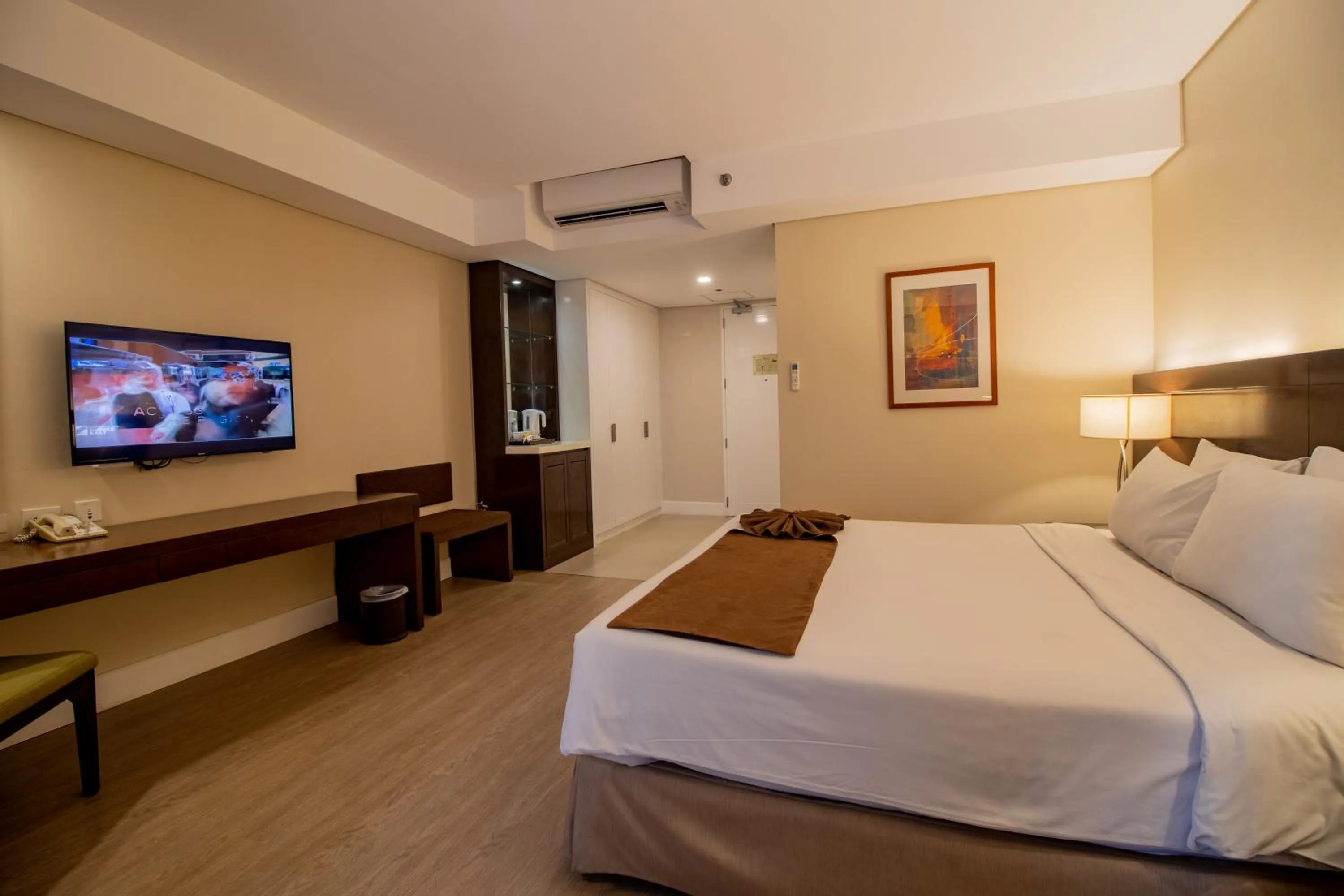 Bedroom, Bed in Harolds Hotel Cebu