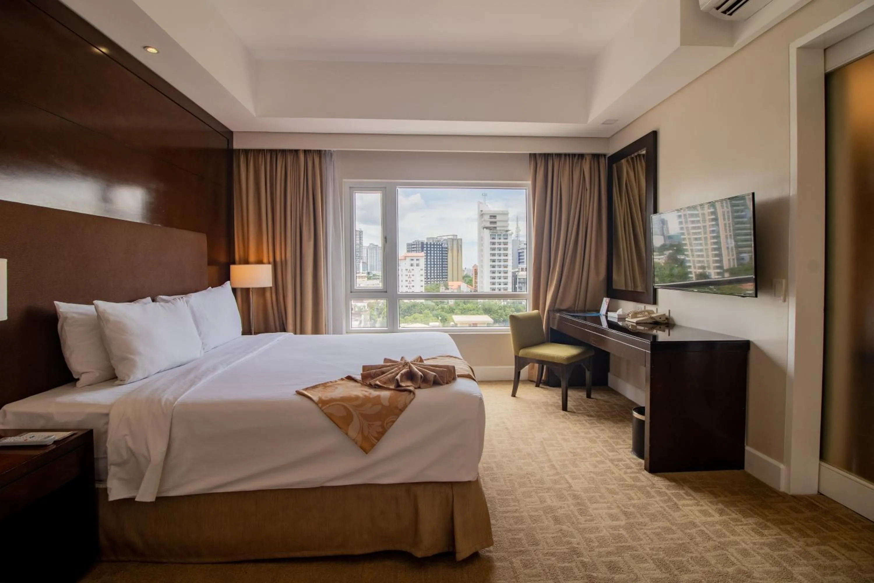 Bedroom, Bed in Harolds Hotel Cebu