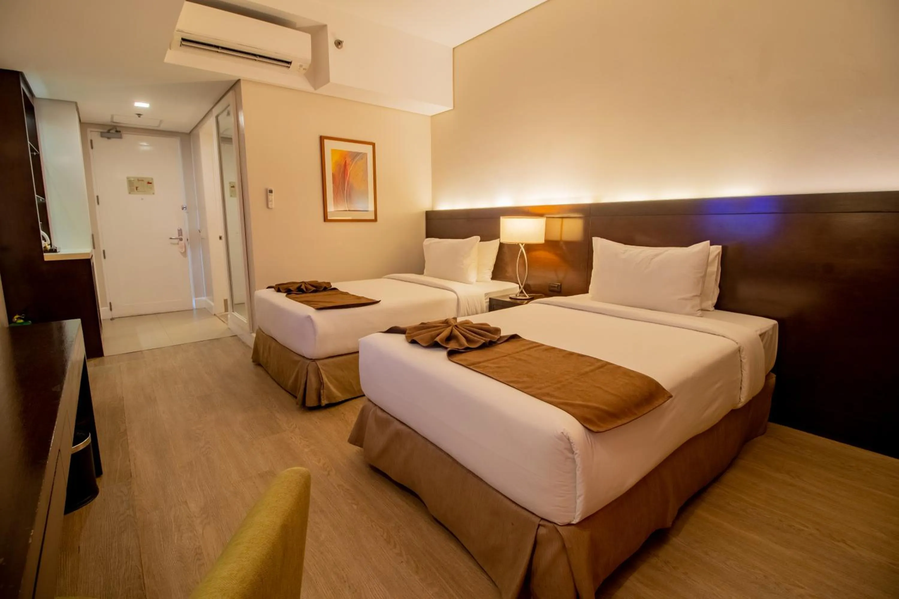 Bedroom, Bed in Harolds Hotel Cebu