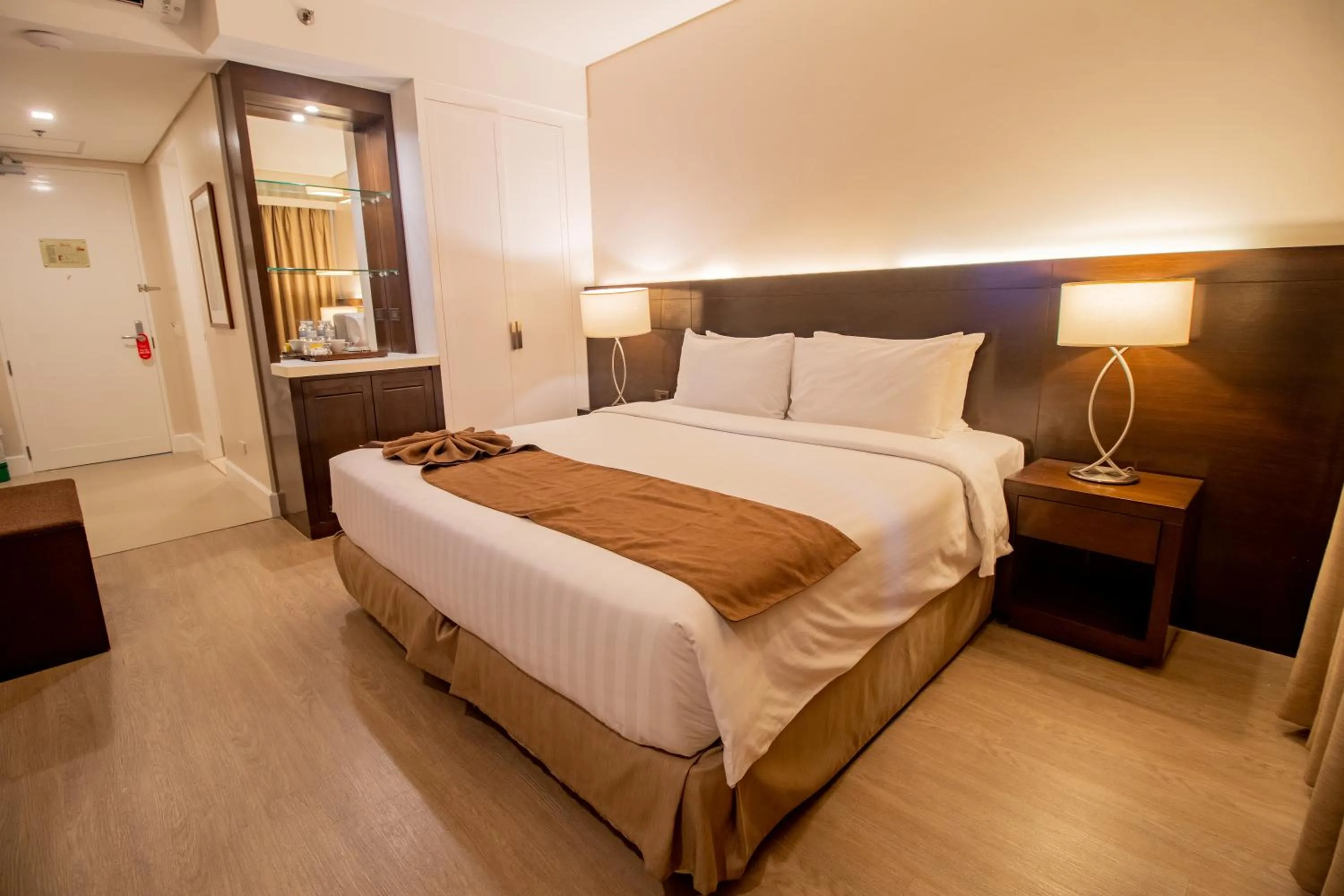 Bedroom, Bed in Harolds Hotel Cebu