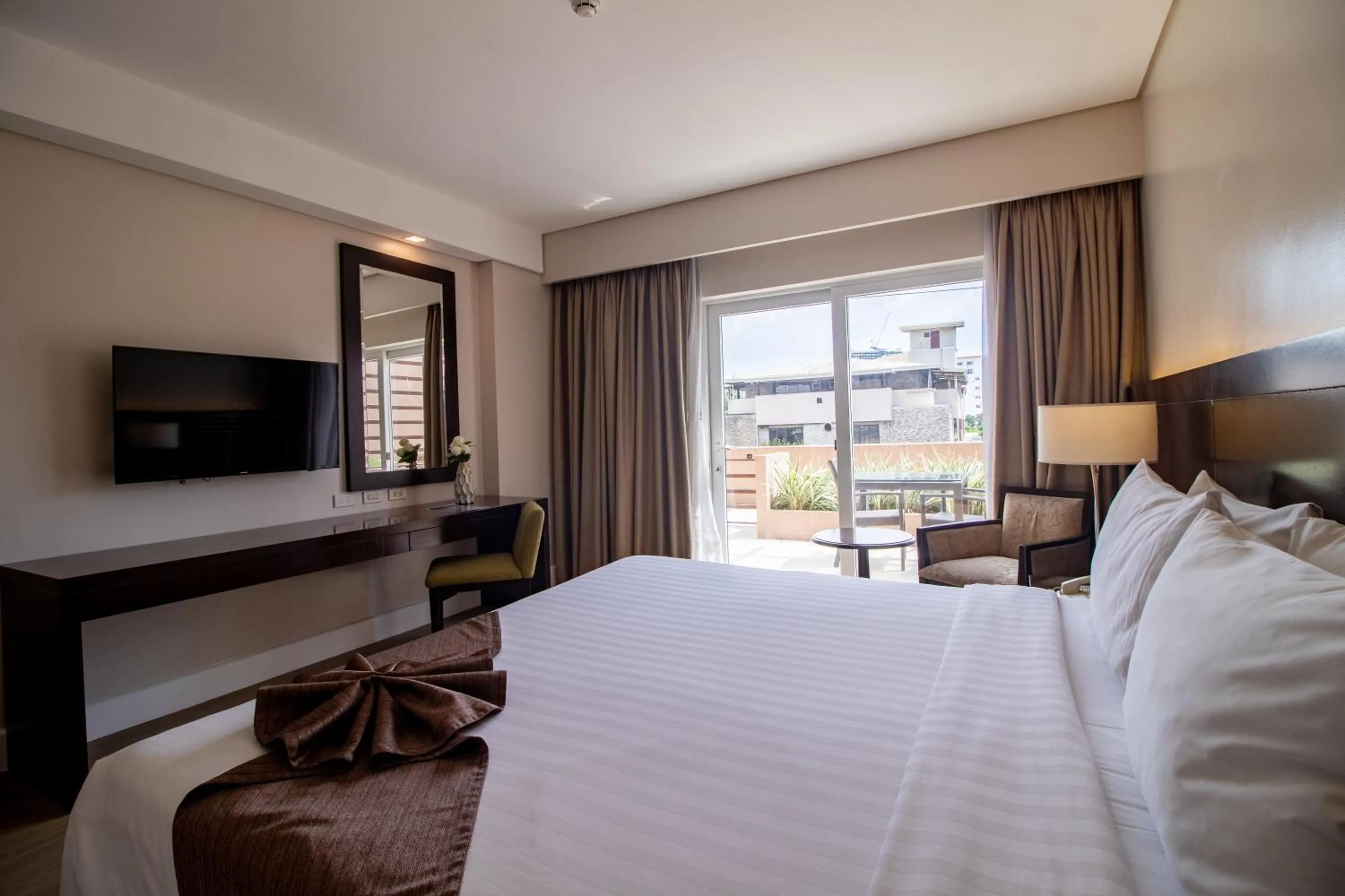 Bedroom, Bed in Harolds Hotel Cebu