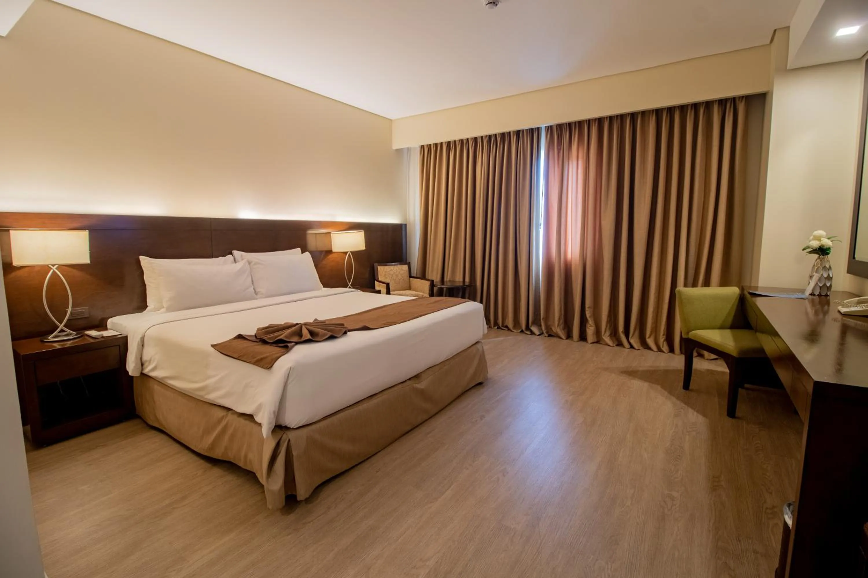 Bedroom, Bed in Harolds Hotel Cebu