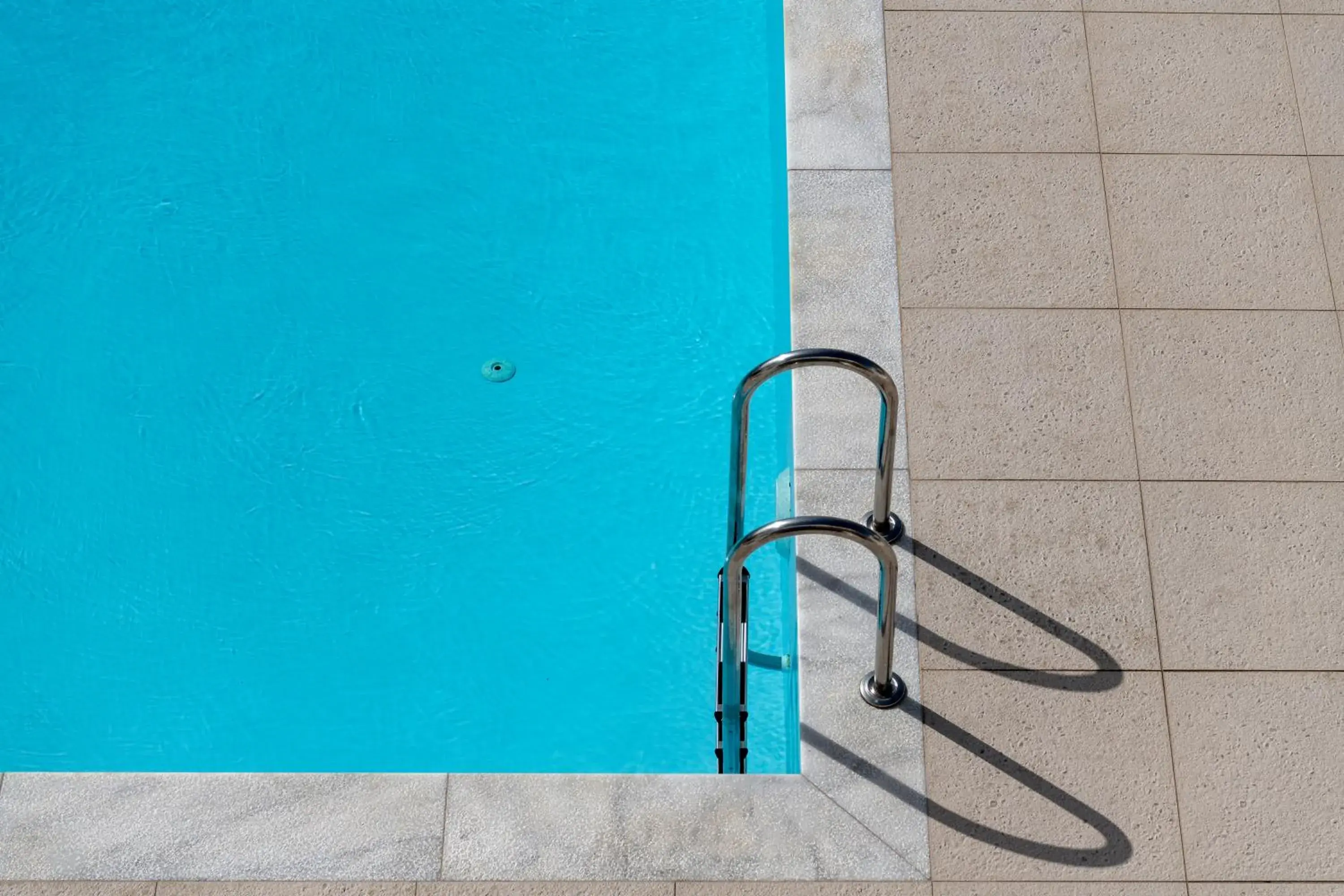 Swimming pool in Lithos by Spyros & Flora Swimming pool in Lithos by Spyros & Flora