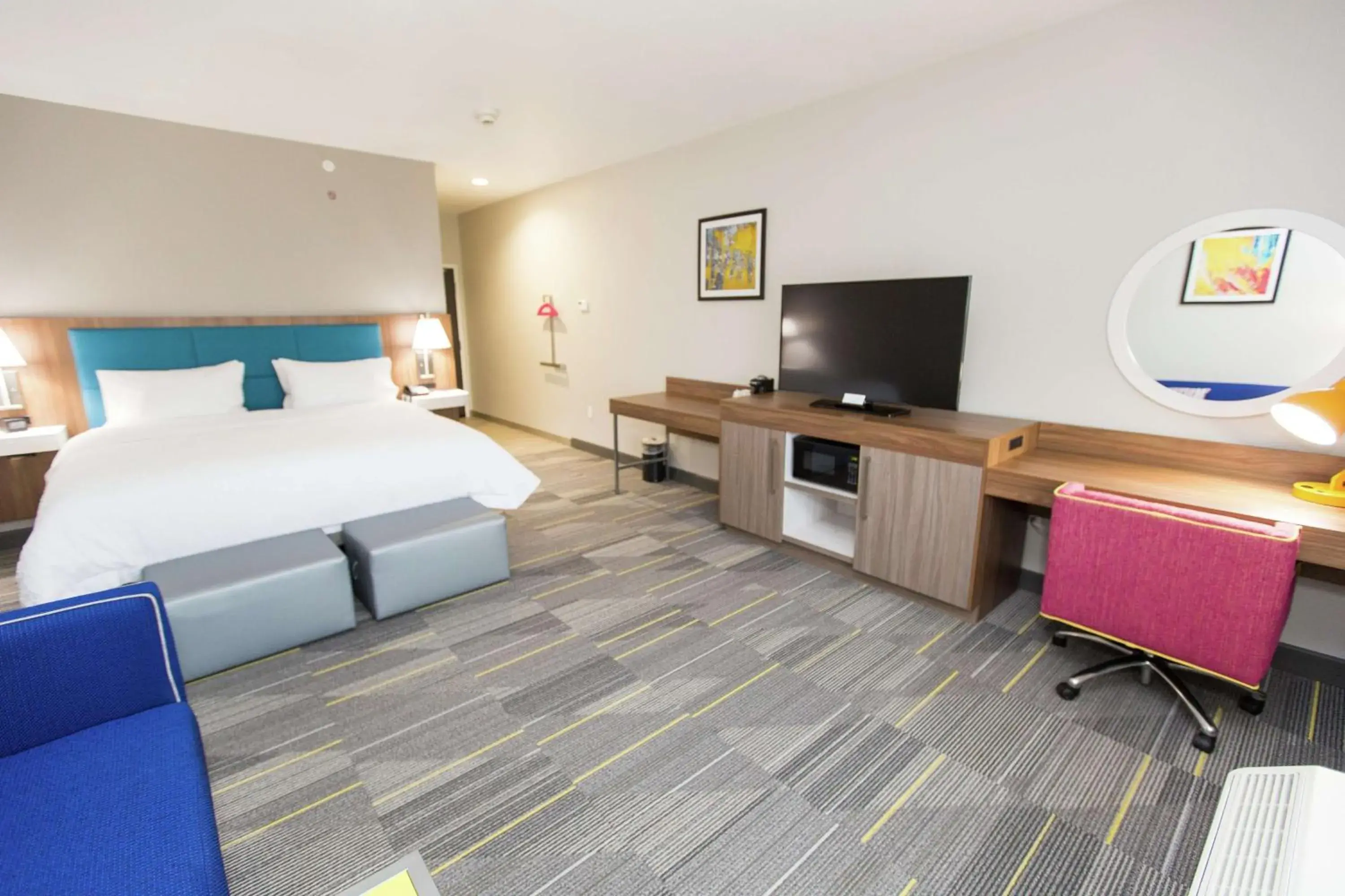 Bedroom, Bed in Hampton Inn Mustang Bedroom, Bed in Hampton Inn Mustang