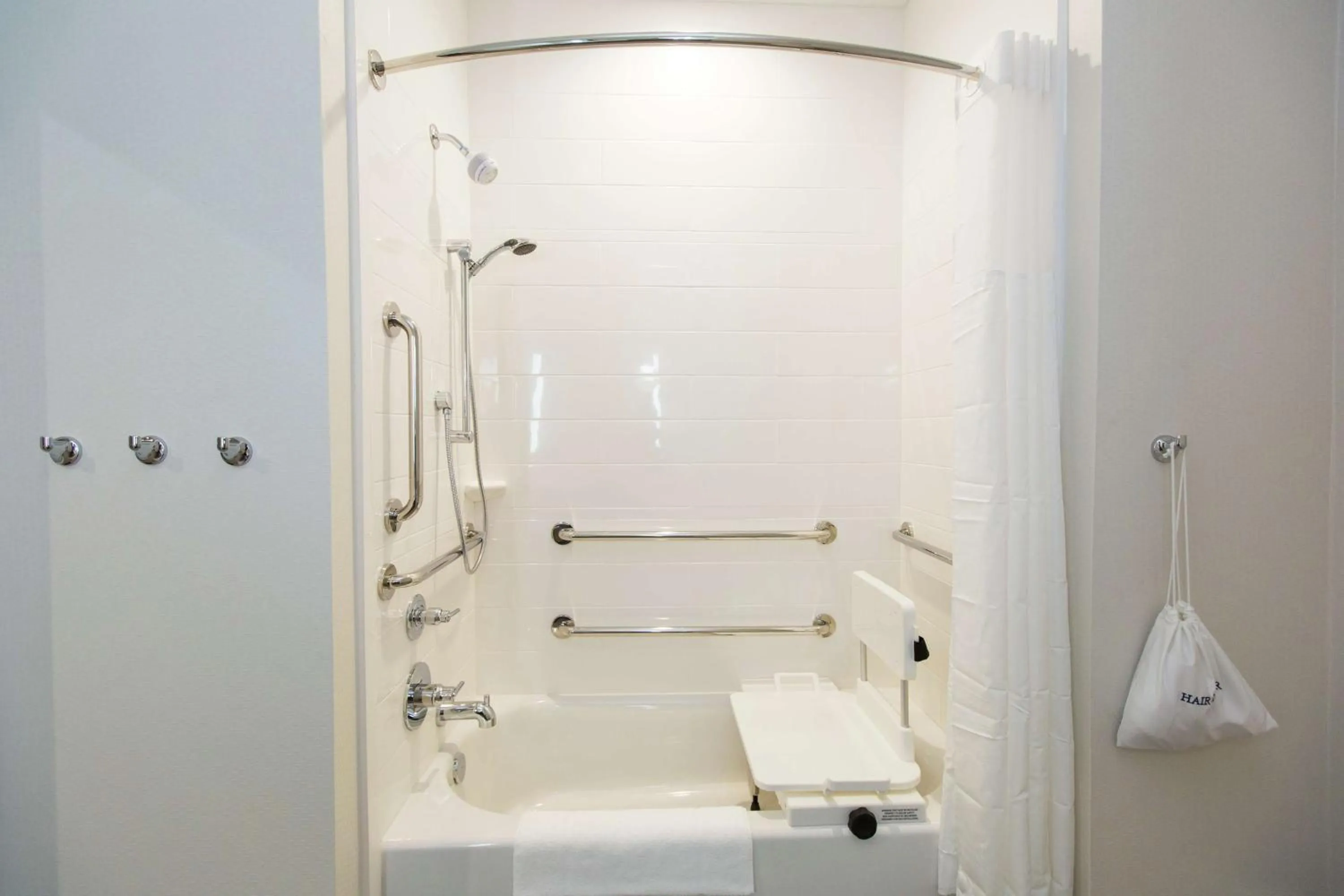 Bathroom in Hampton Inn Mustang