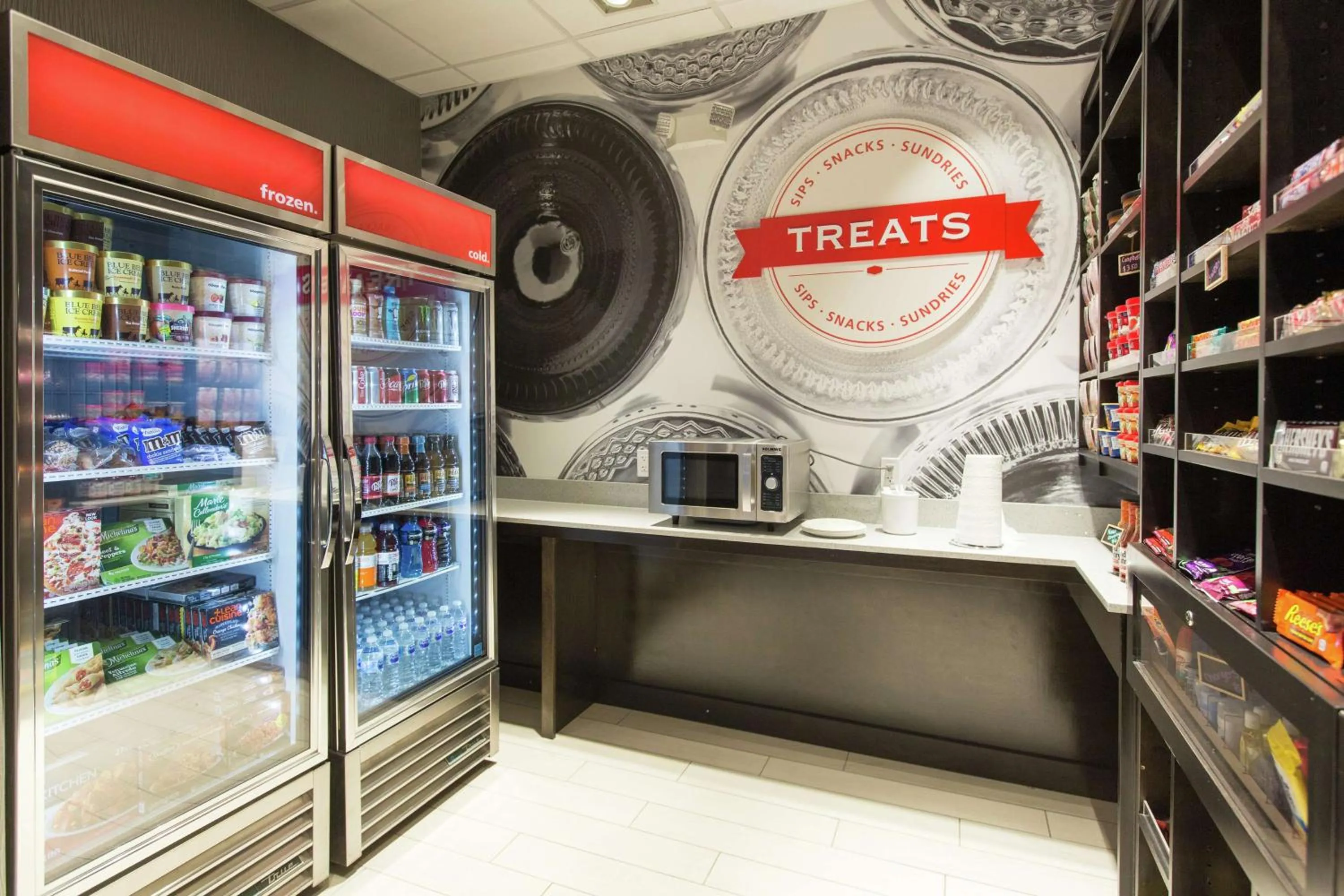 Restaurant/places to eat in Hampton Inn Mustang