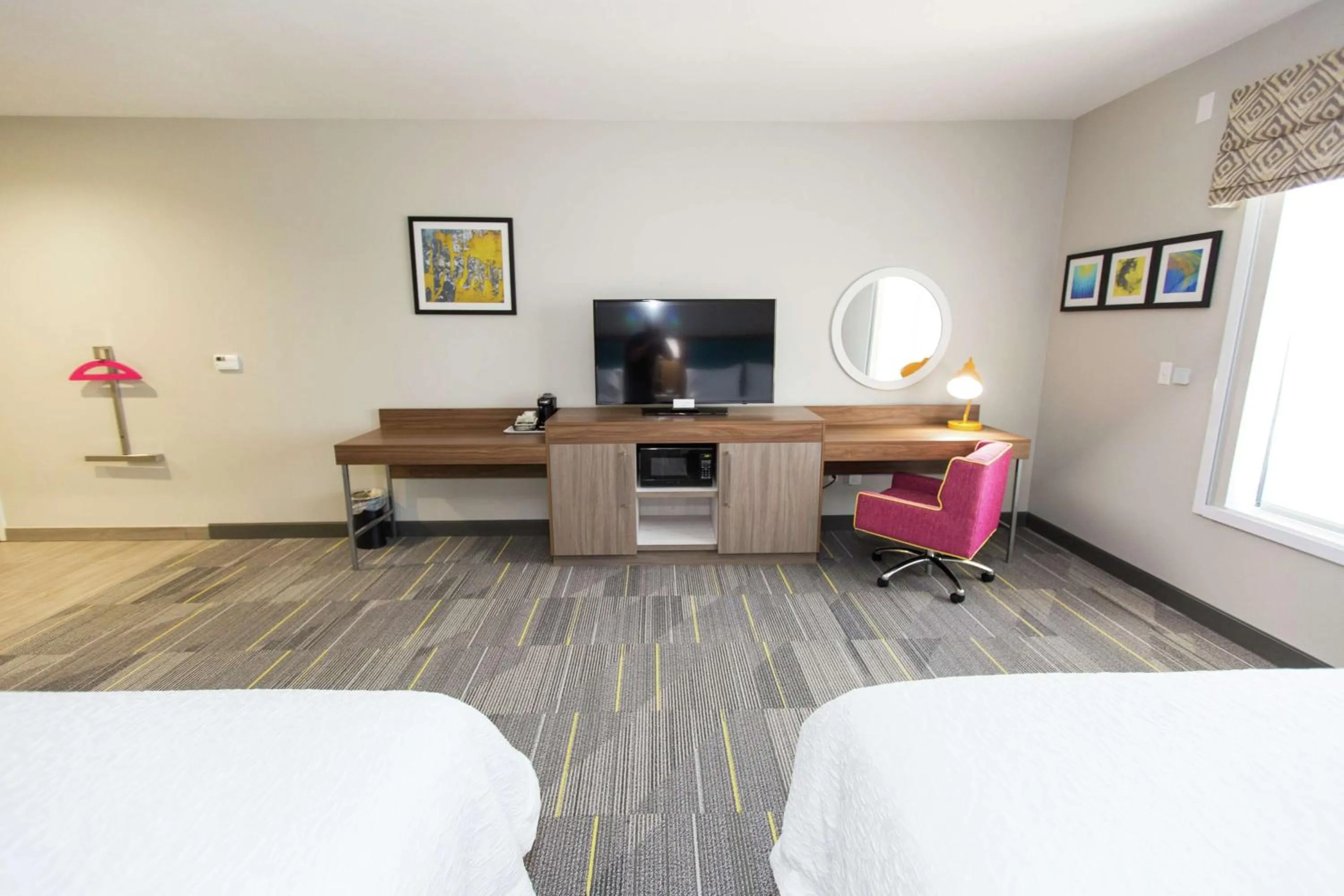 Bedroom, Bed in Hampton Inn Mustang