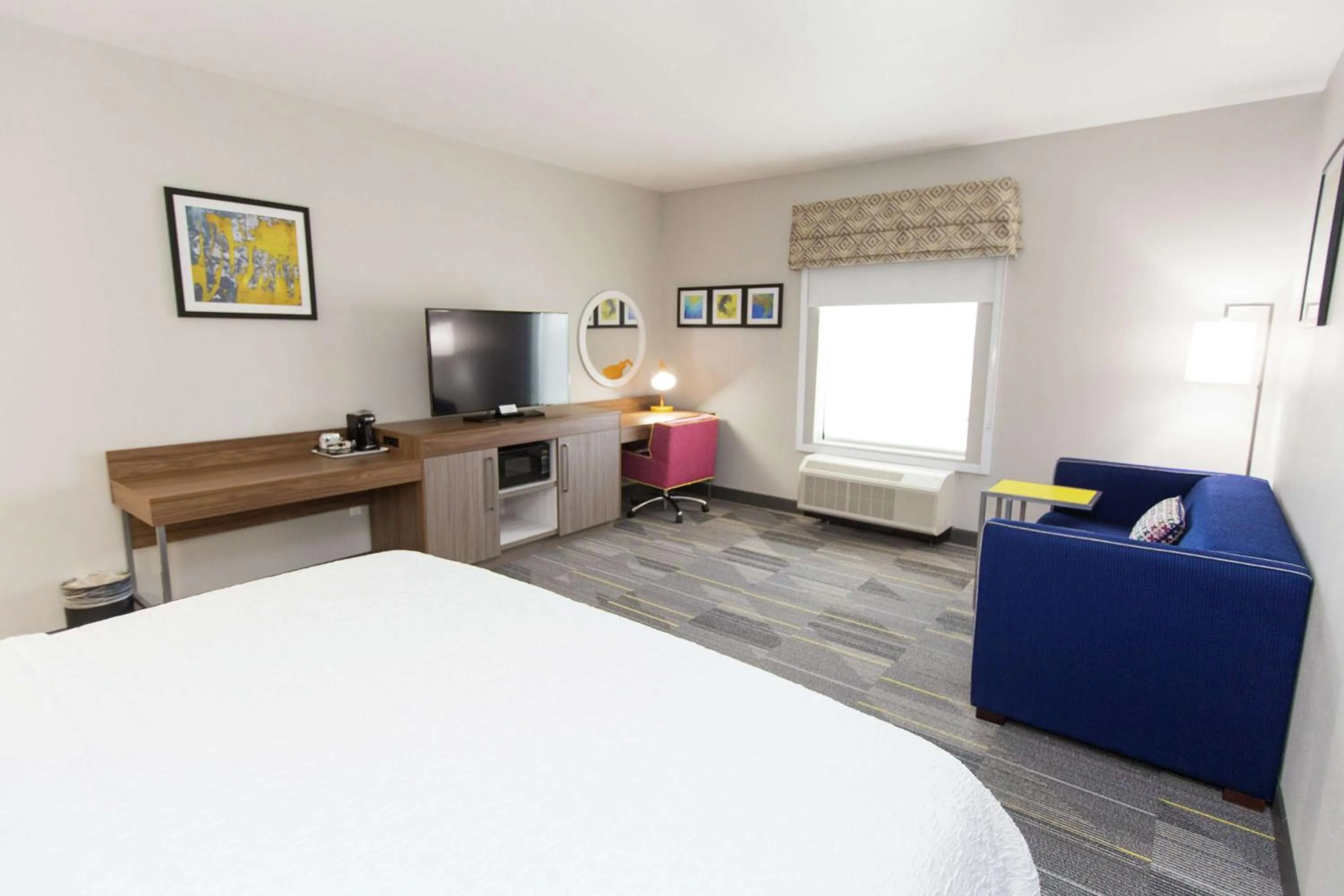 Bedroom, Bed in Hampton Inn Mustang