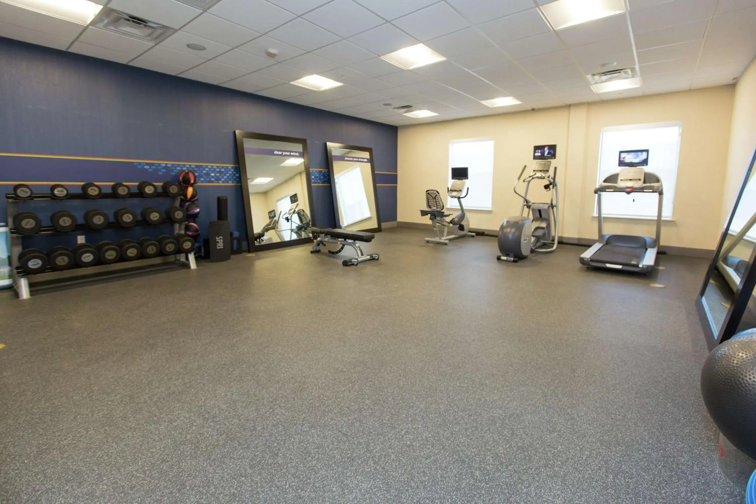 Fitness centre/facilities in Hampton Inn Mustang Fitness centre/facilities in Hampton Inn Mustang
