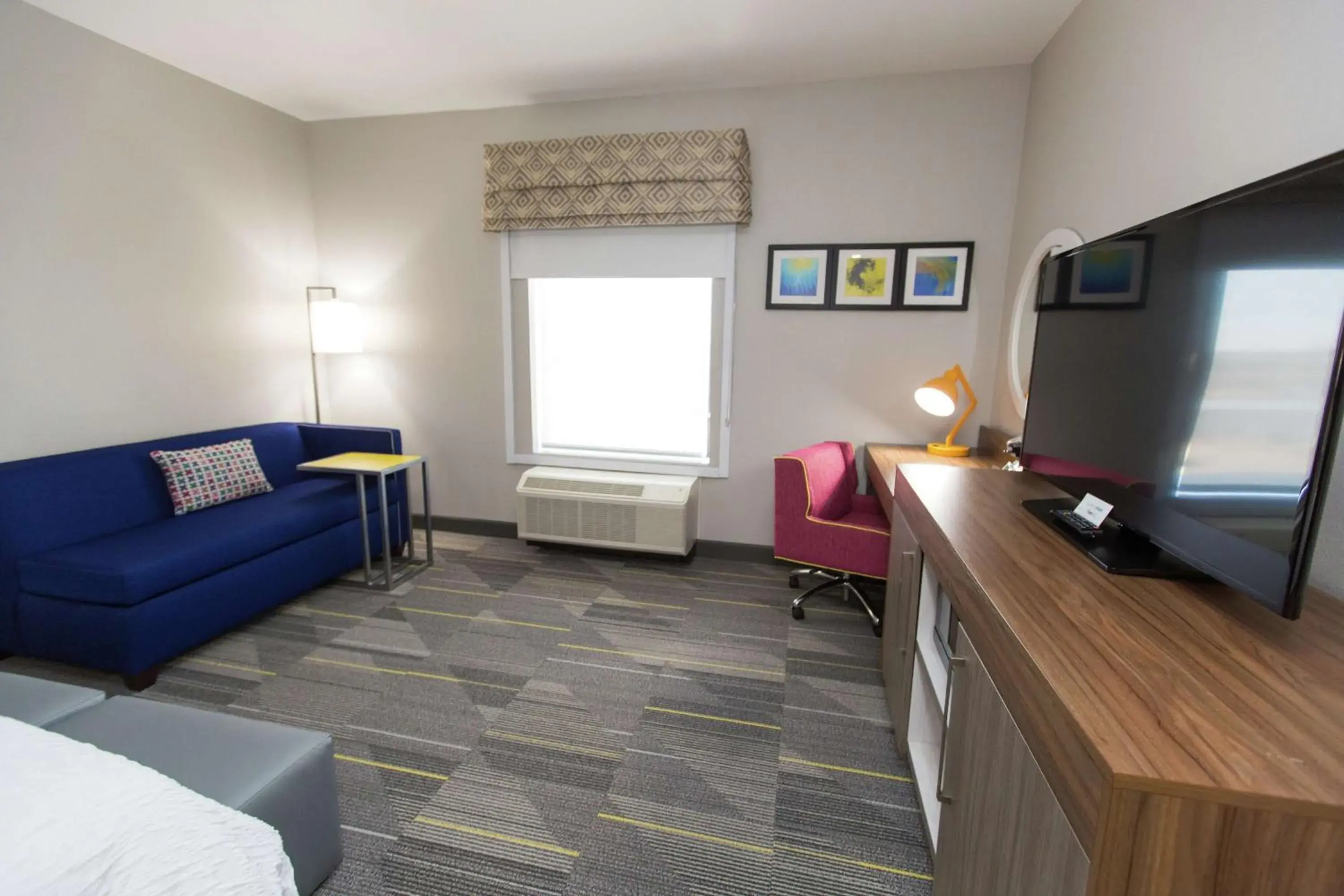 Bedroom, Bed in Hampton Inn Mustang Bedroom, Bed in Hampton Inn Mustang