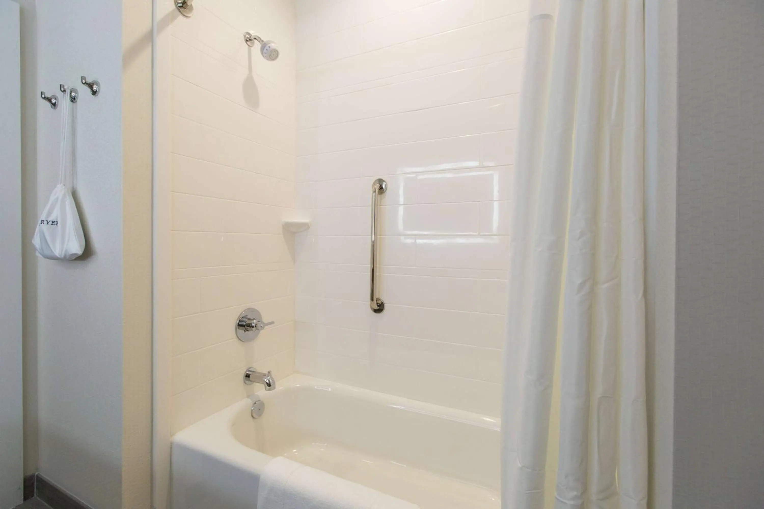 Bathroom in Hampton Inn Mustang