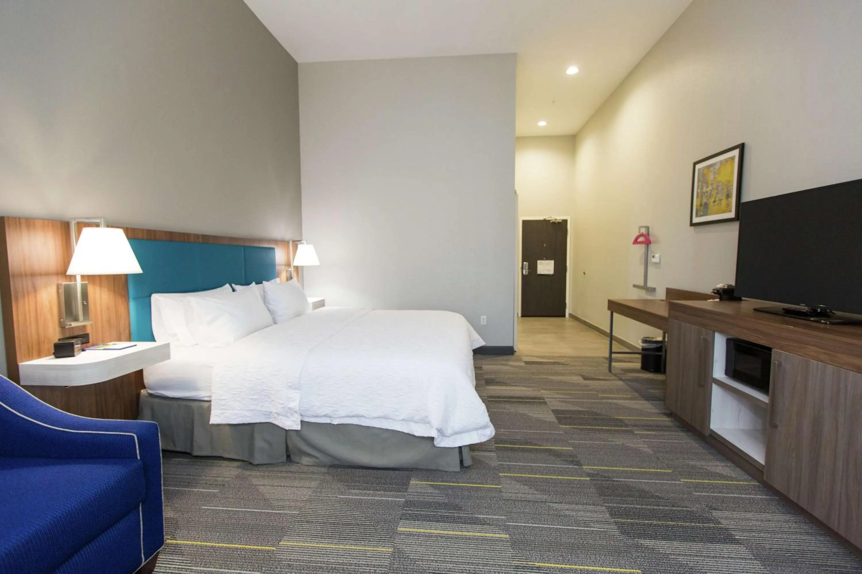 Bedroom, Bed in Hampton Inn Mustang