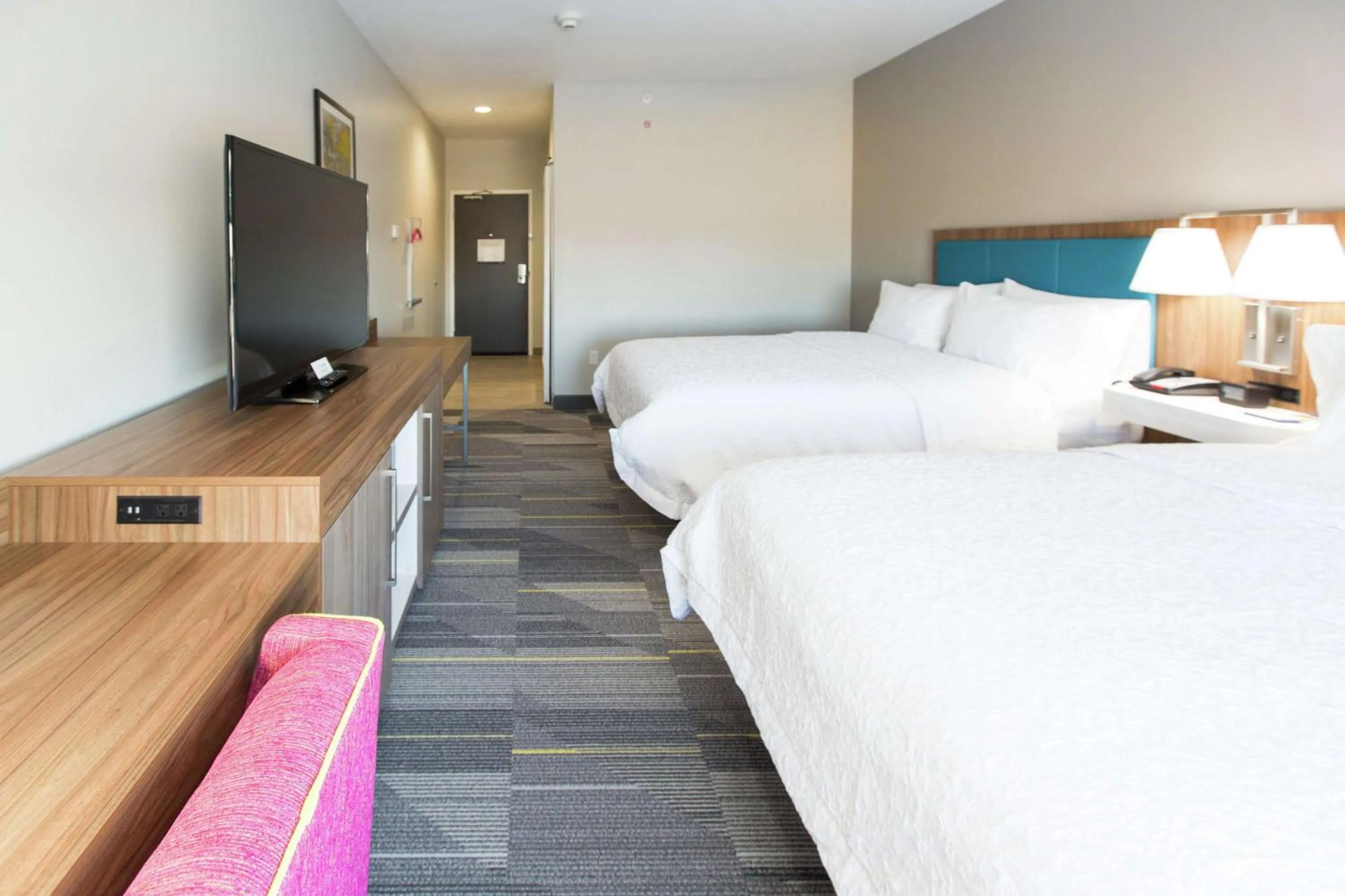 Bedroom, Bed in Hampton Inn Mustang