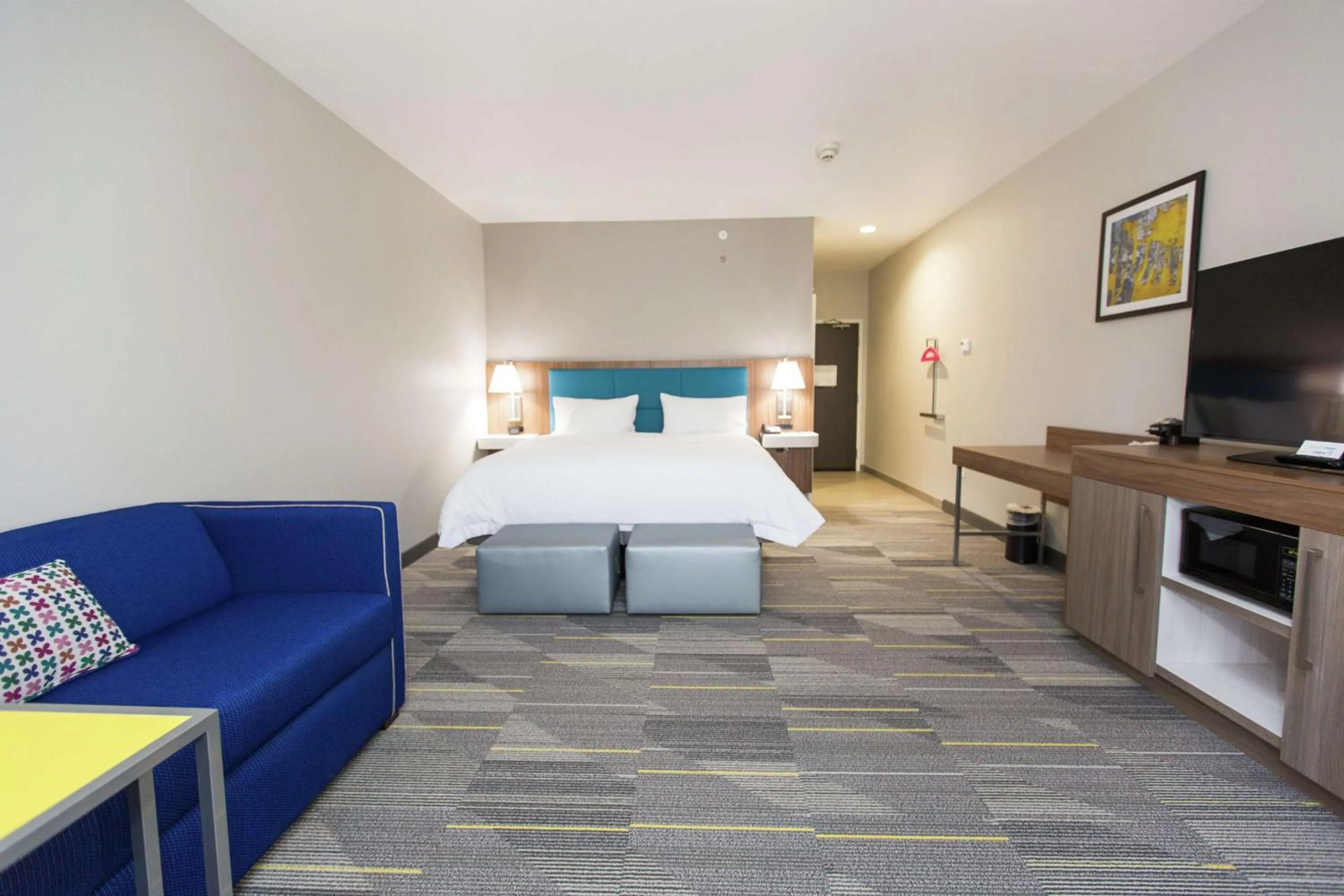 Bedroom, Bed in Hampton Inn Mustang